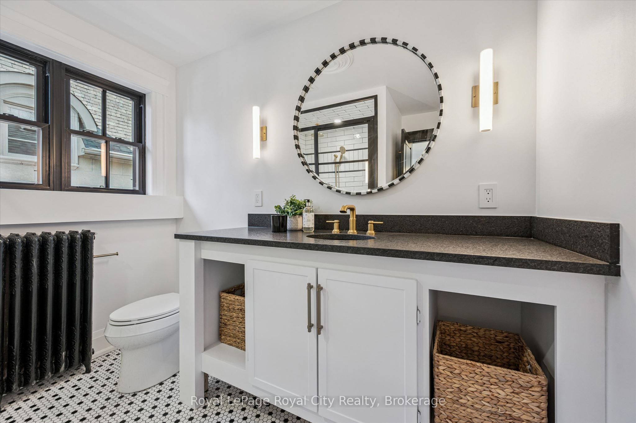 87 University Avenue W Property Photo 35