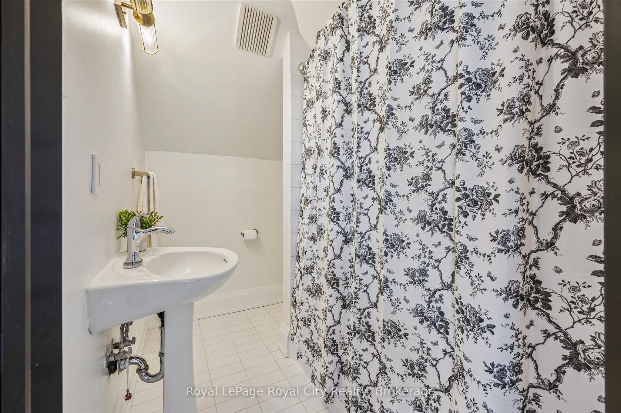 87 University Avenue W Property Photo 40