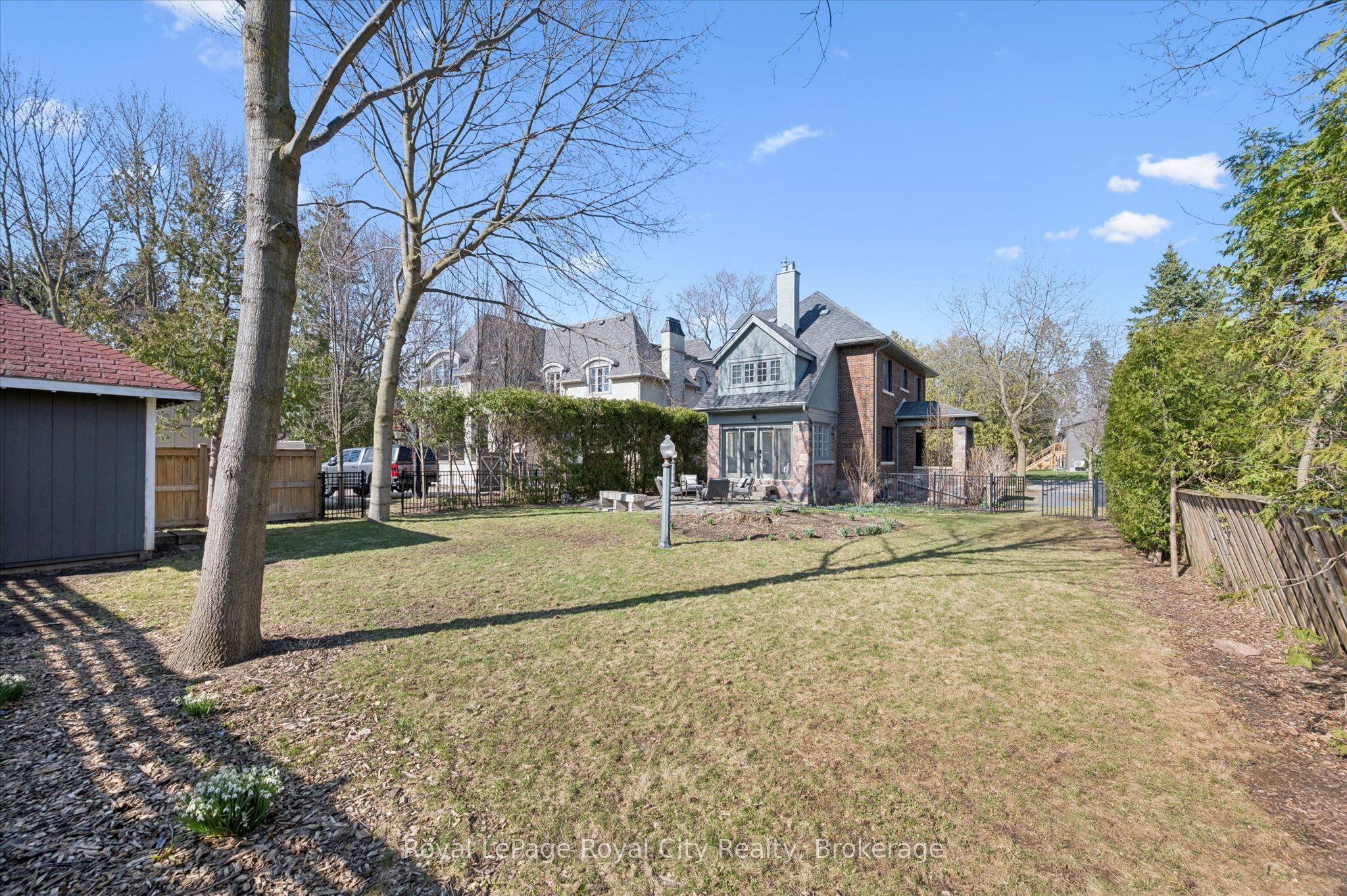 87 University Avenue W Property Photo 43