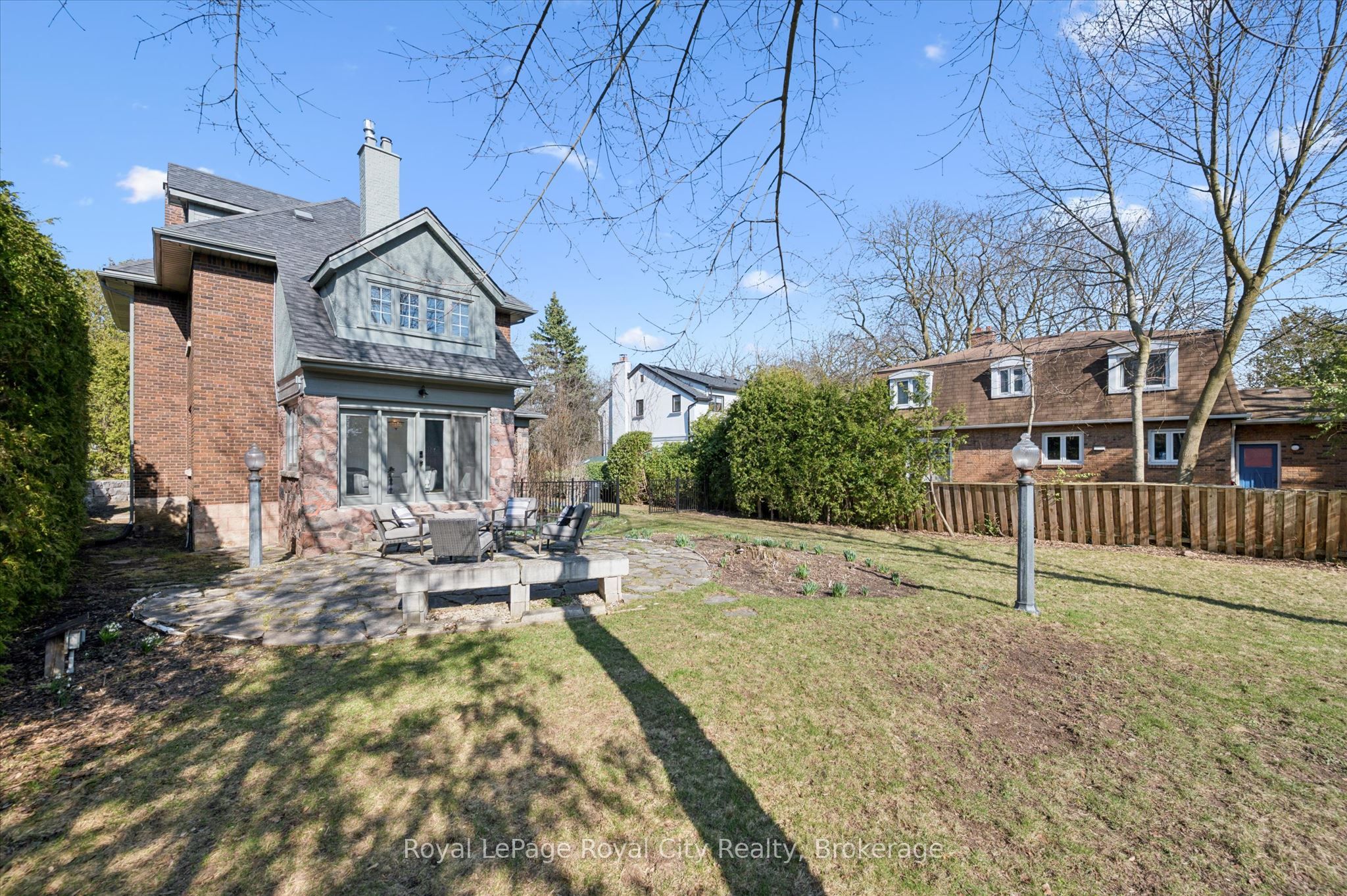 87 University Avenue W Property Photo 44
