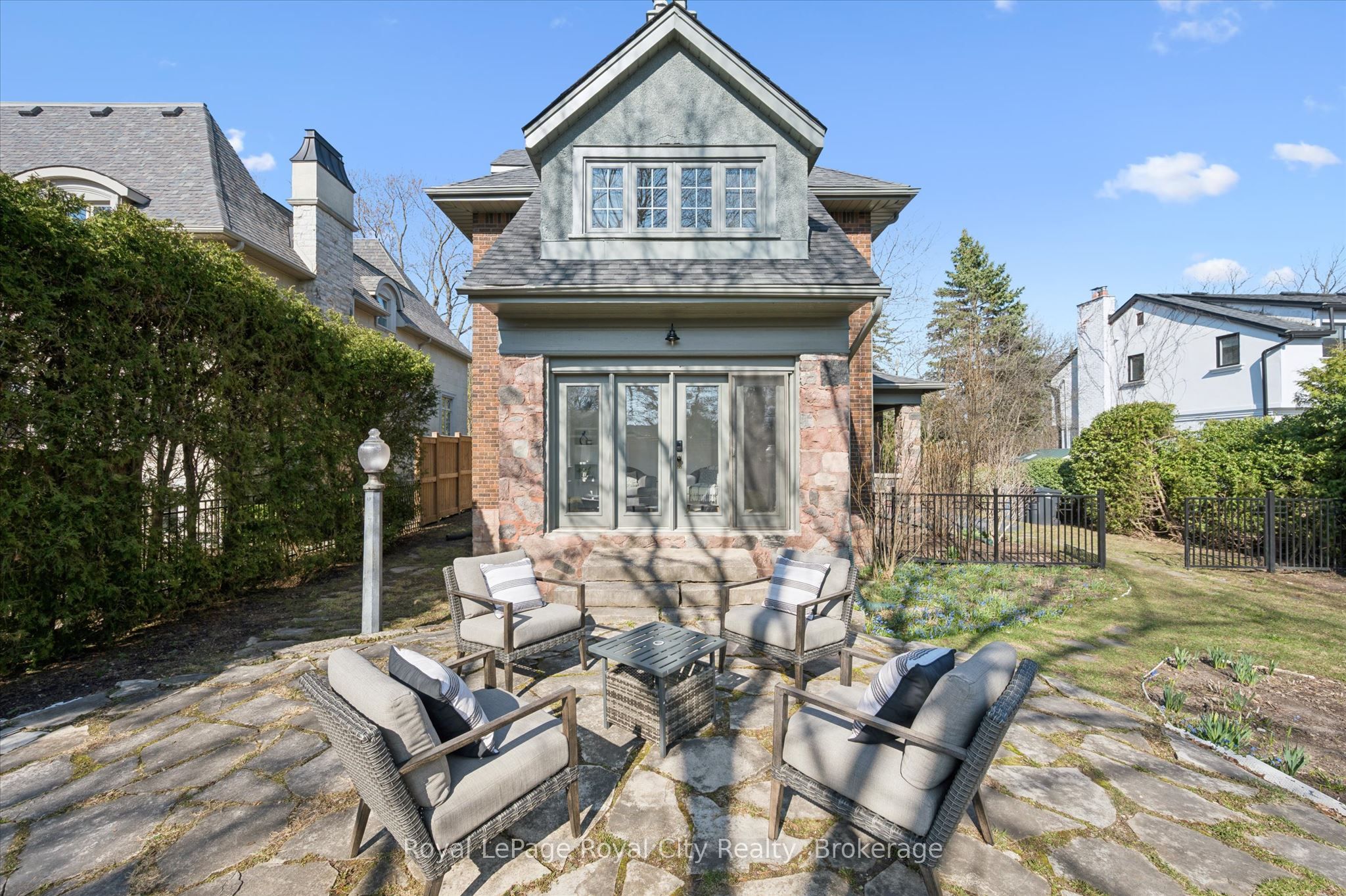 87 University Avenue W Property Photo 47
