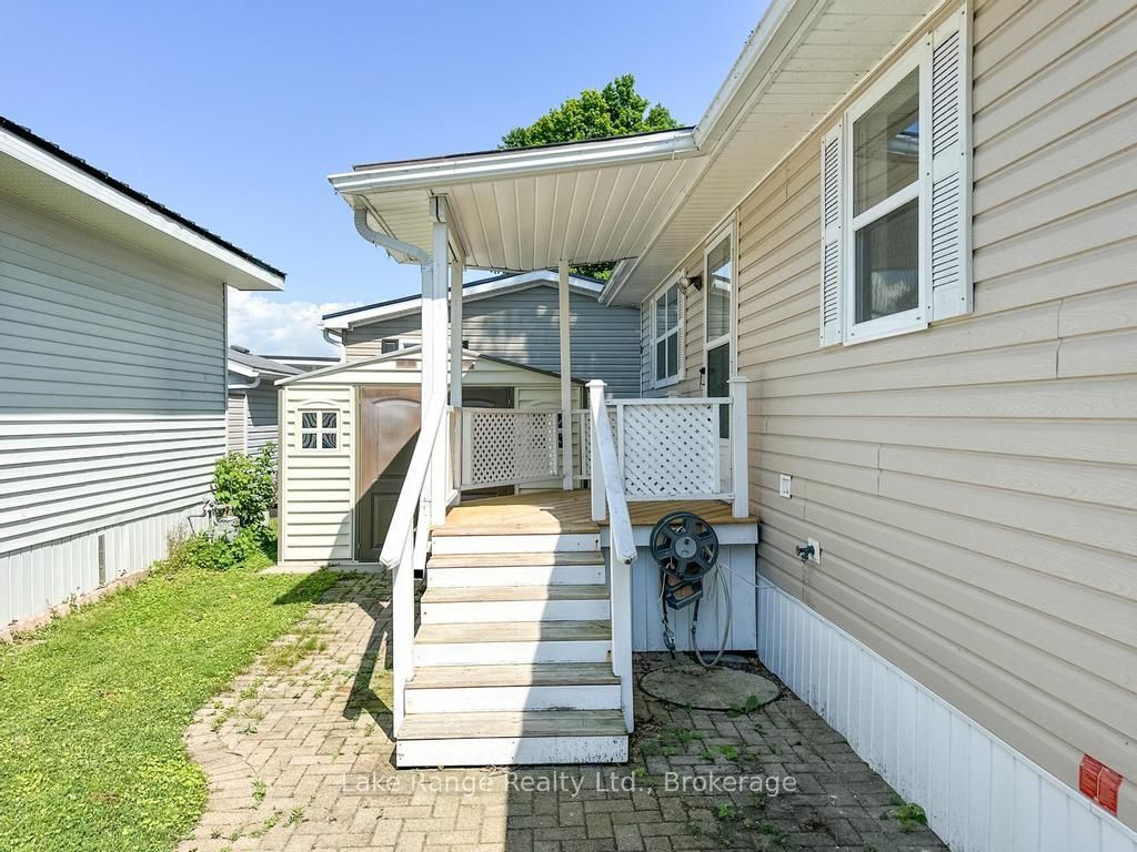 8 Cherokee Lane E Property Photo 4