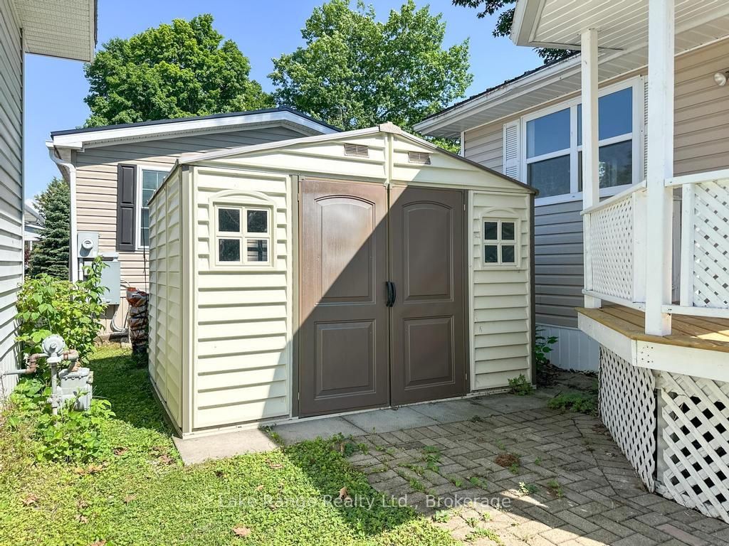 8 Cherokee Lane E Property Photo 6