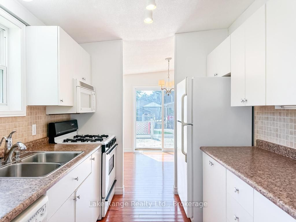 8 Cherokee Lane E Property Photo 9