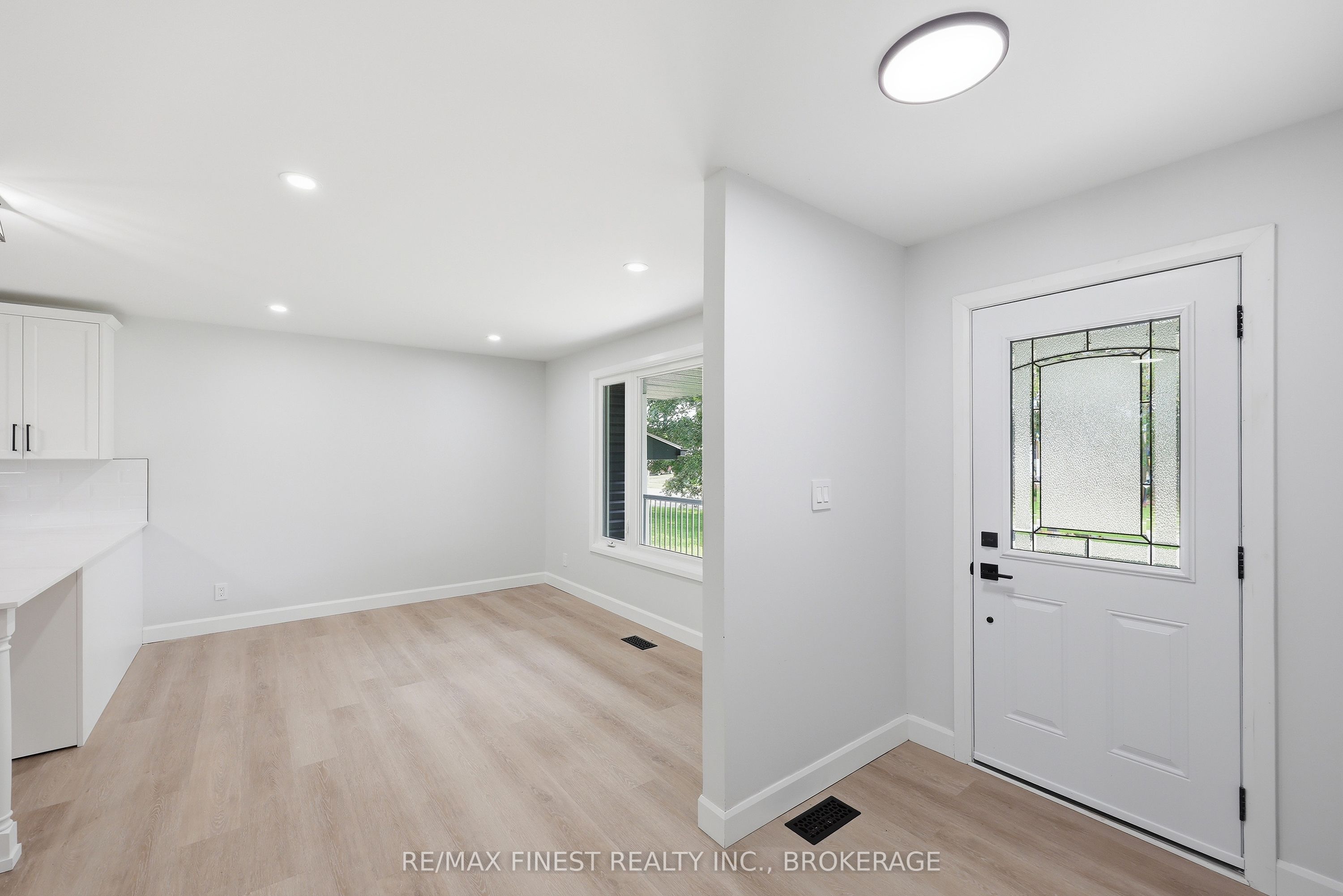 687 Willis Street Property Photo 6