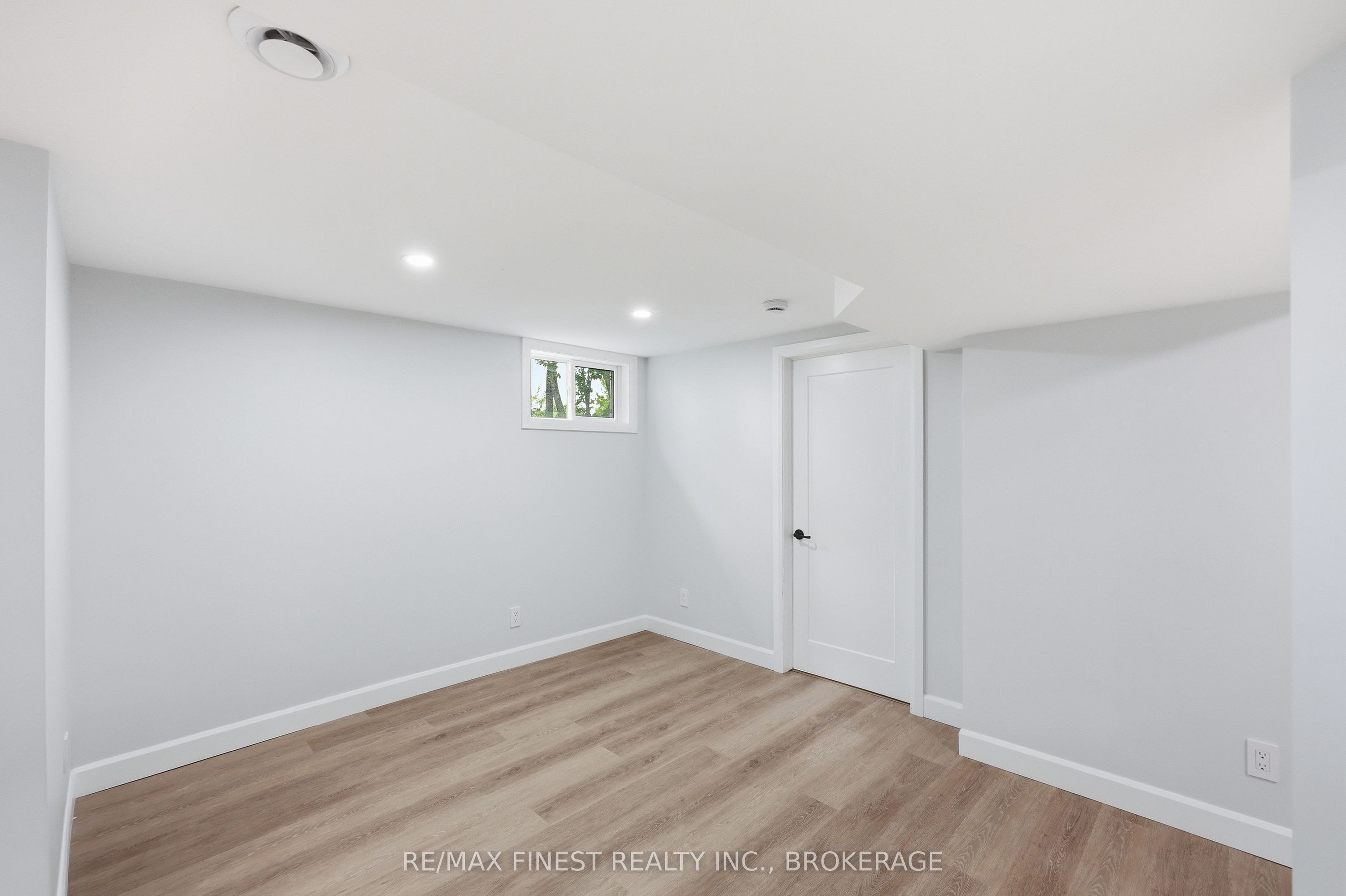 687 Willis Street Property Photo 35
