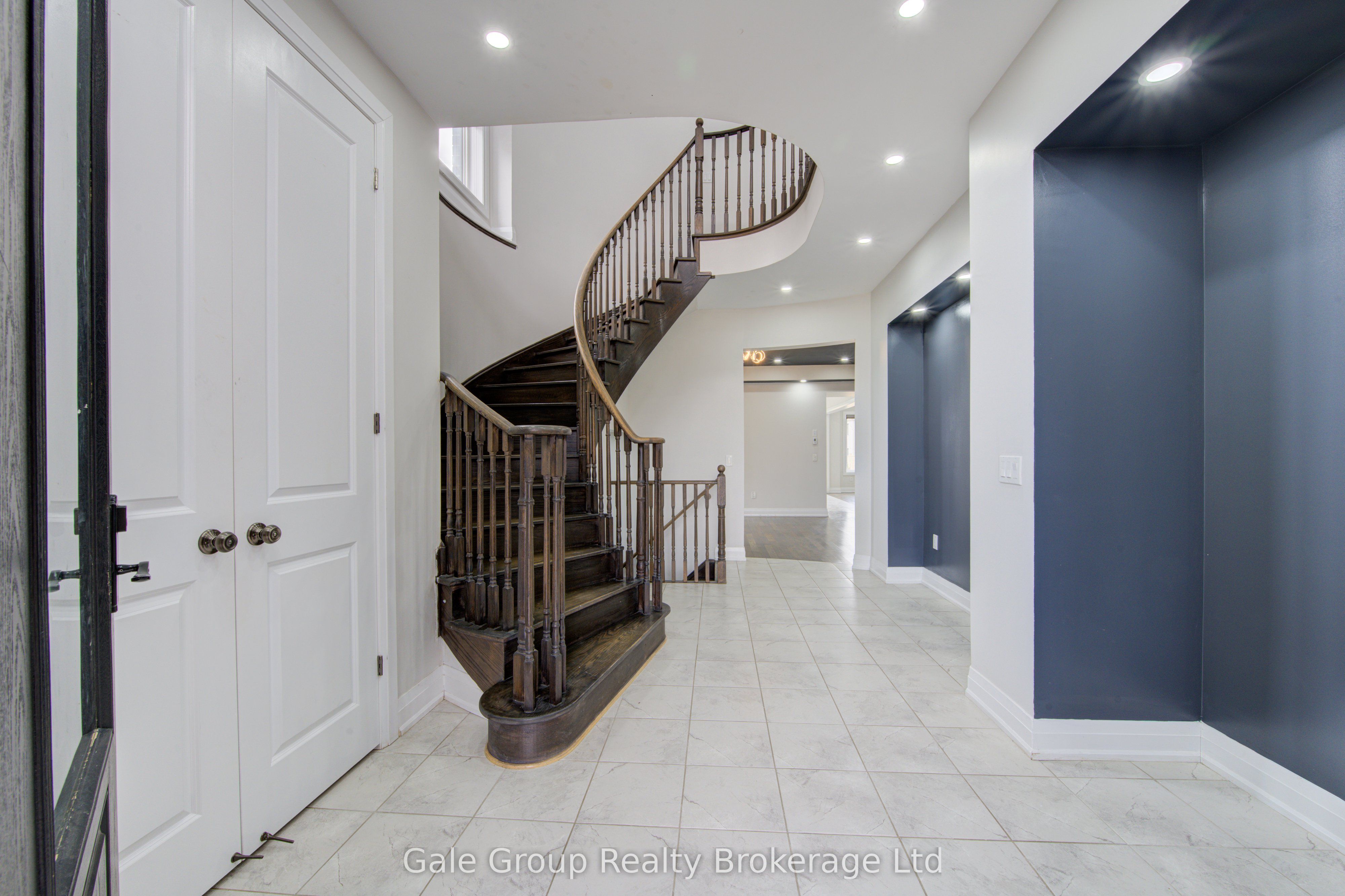 125 Prince Charles Crescent Property Photo 3