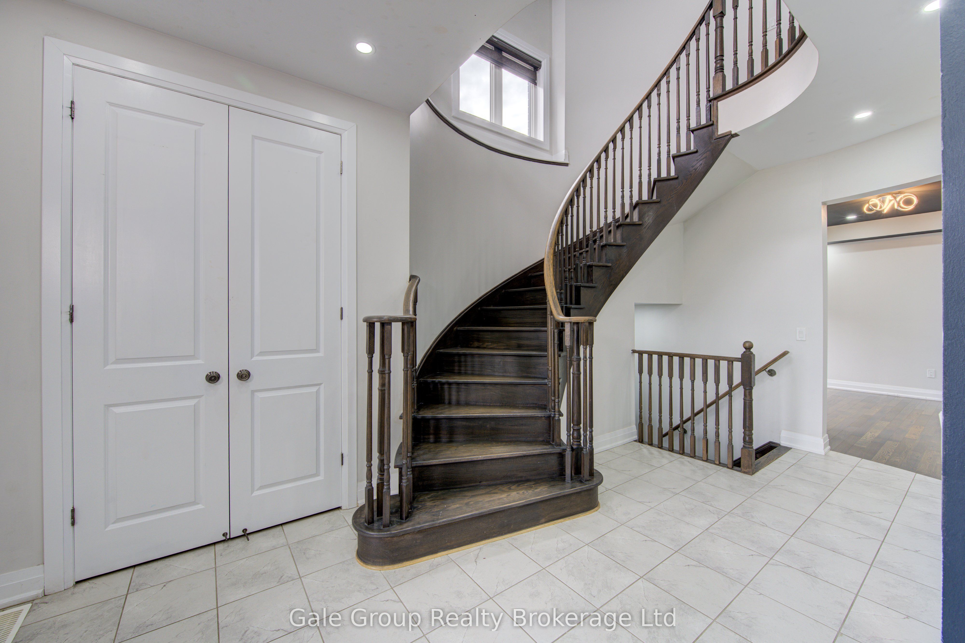 125 Prince Charles Crescent Property Photo 4