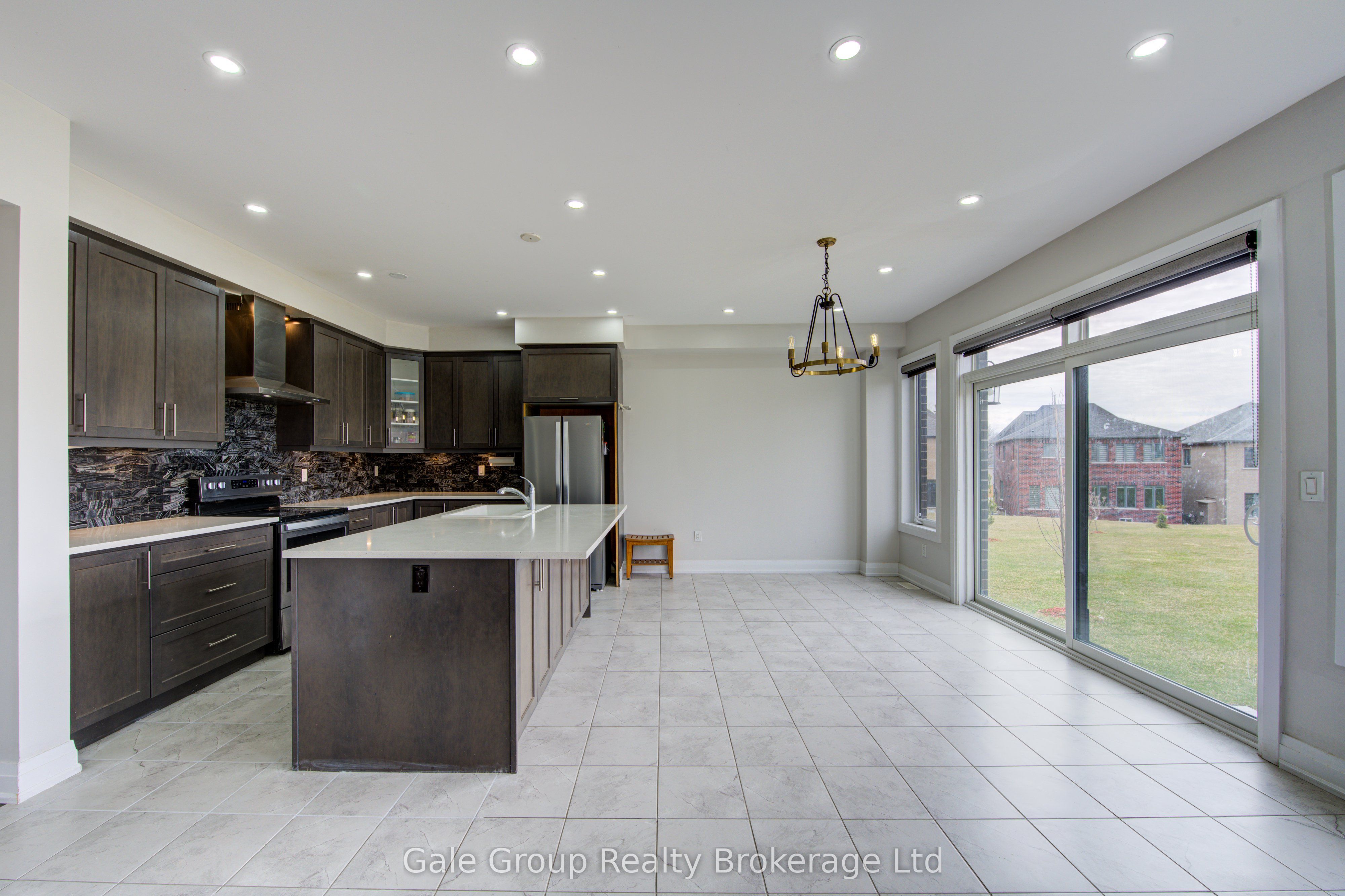 125 Prince Charles Crescent Property Photo 11