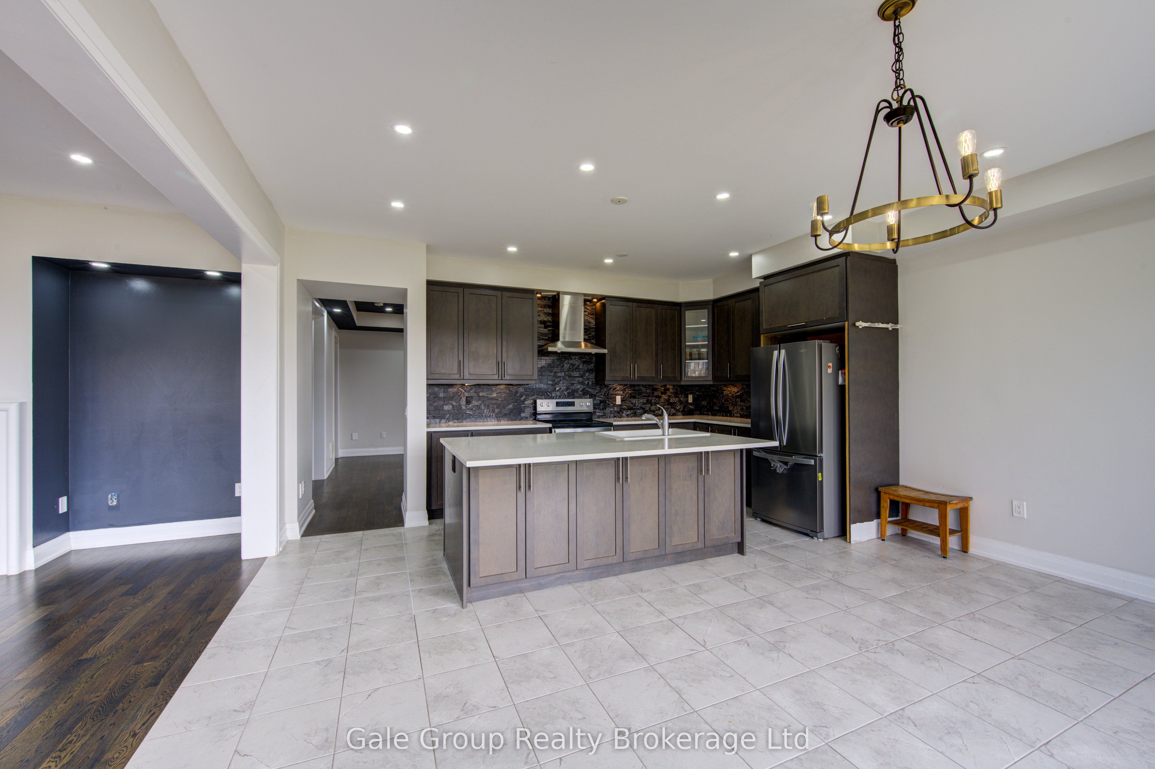 125 Prince Charles Crescent Property Photo 12
