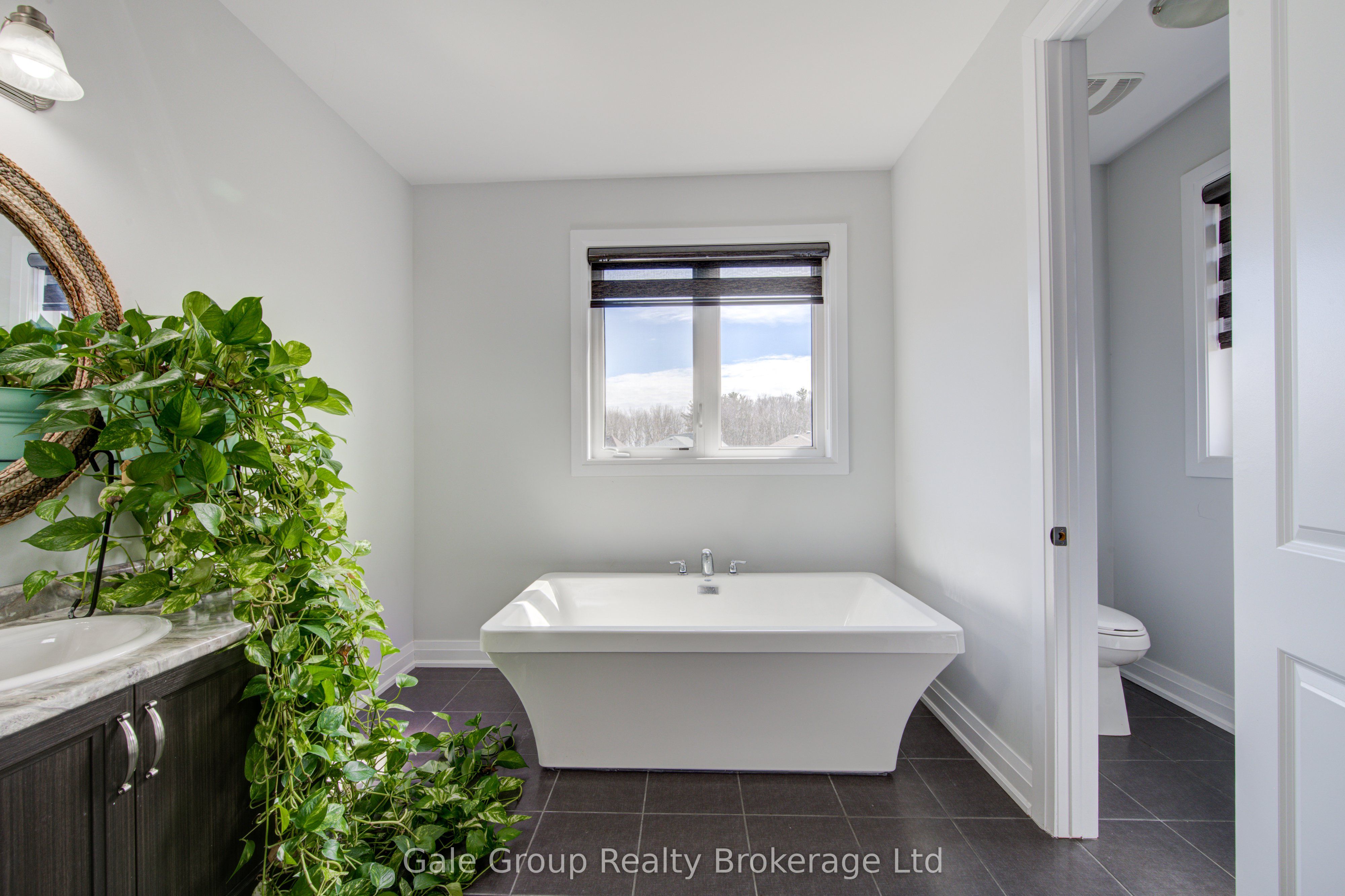 125 Prince Charles Crescent Property Photo 33