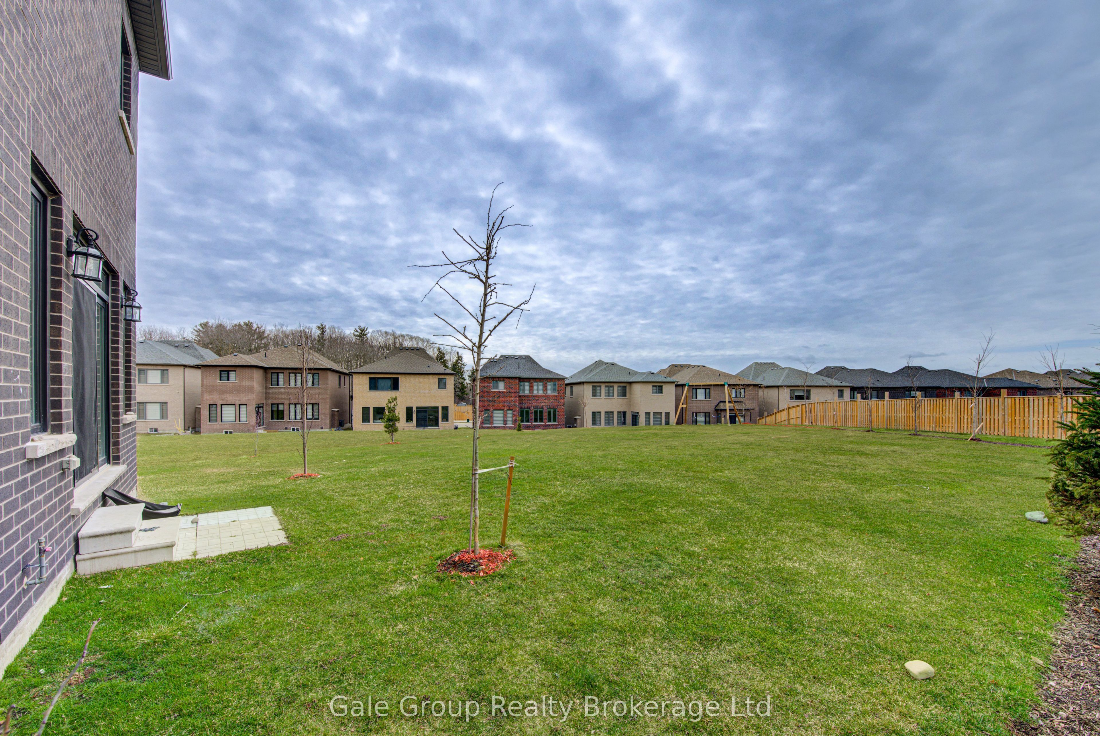 125 Prince Charles Crescent Property Photo 37