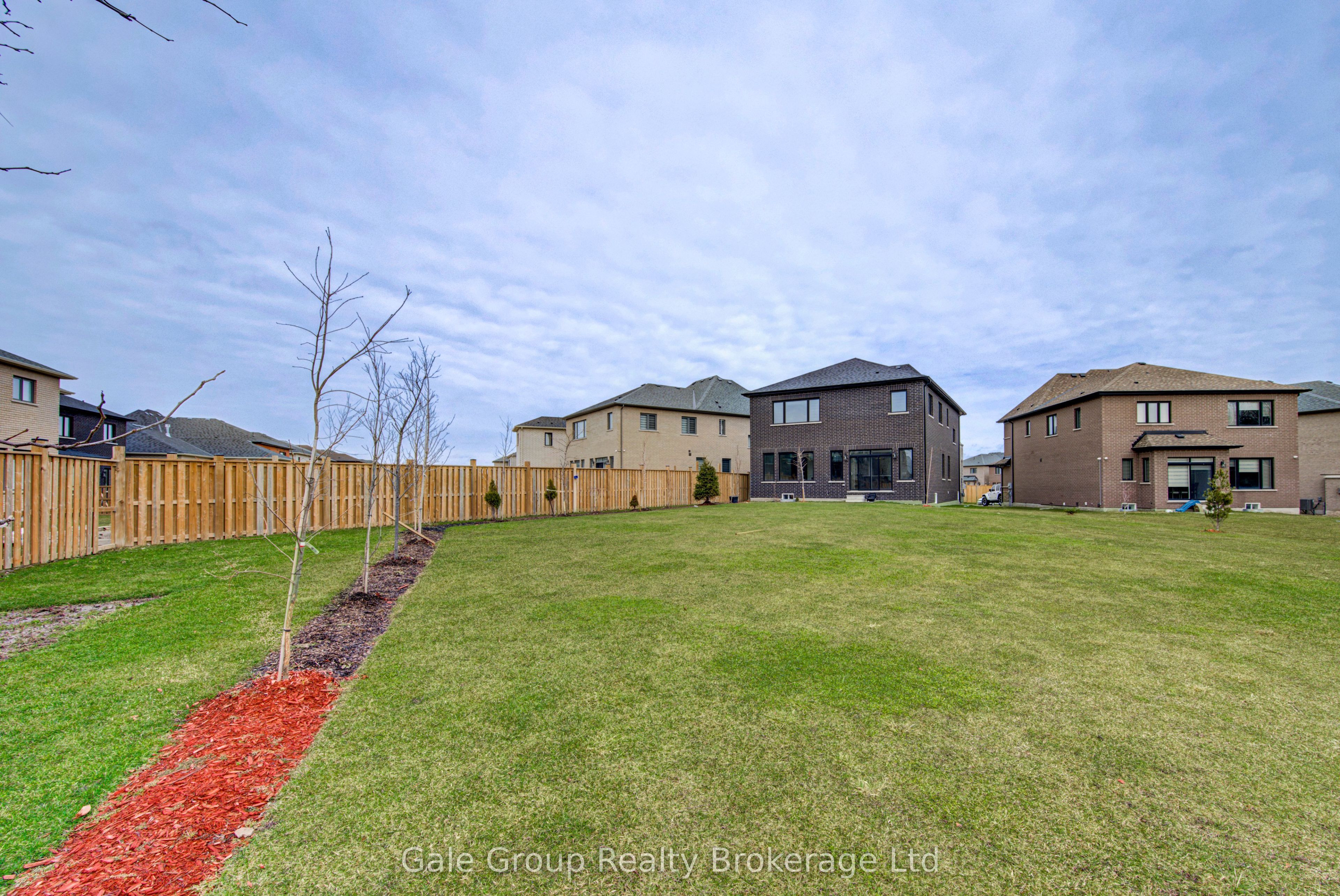 125 Prince Charles Crescent Property Photo 41