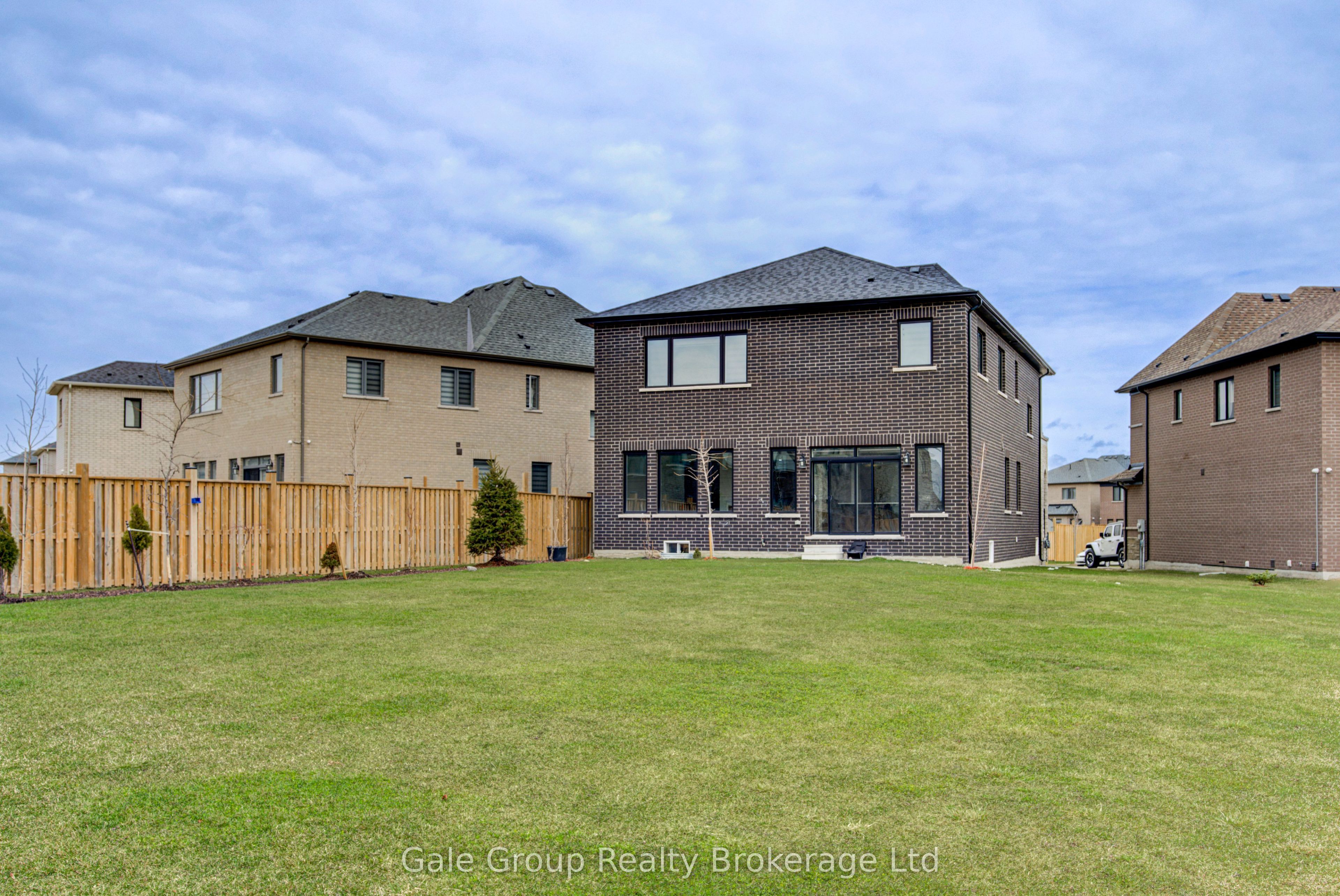 125 Prince Charles Crescent Property Photo 42