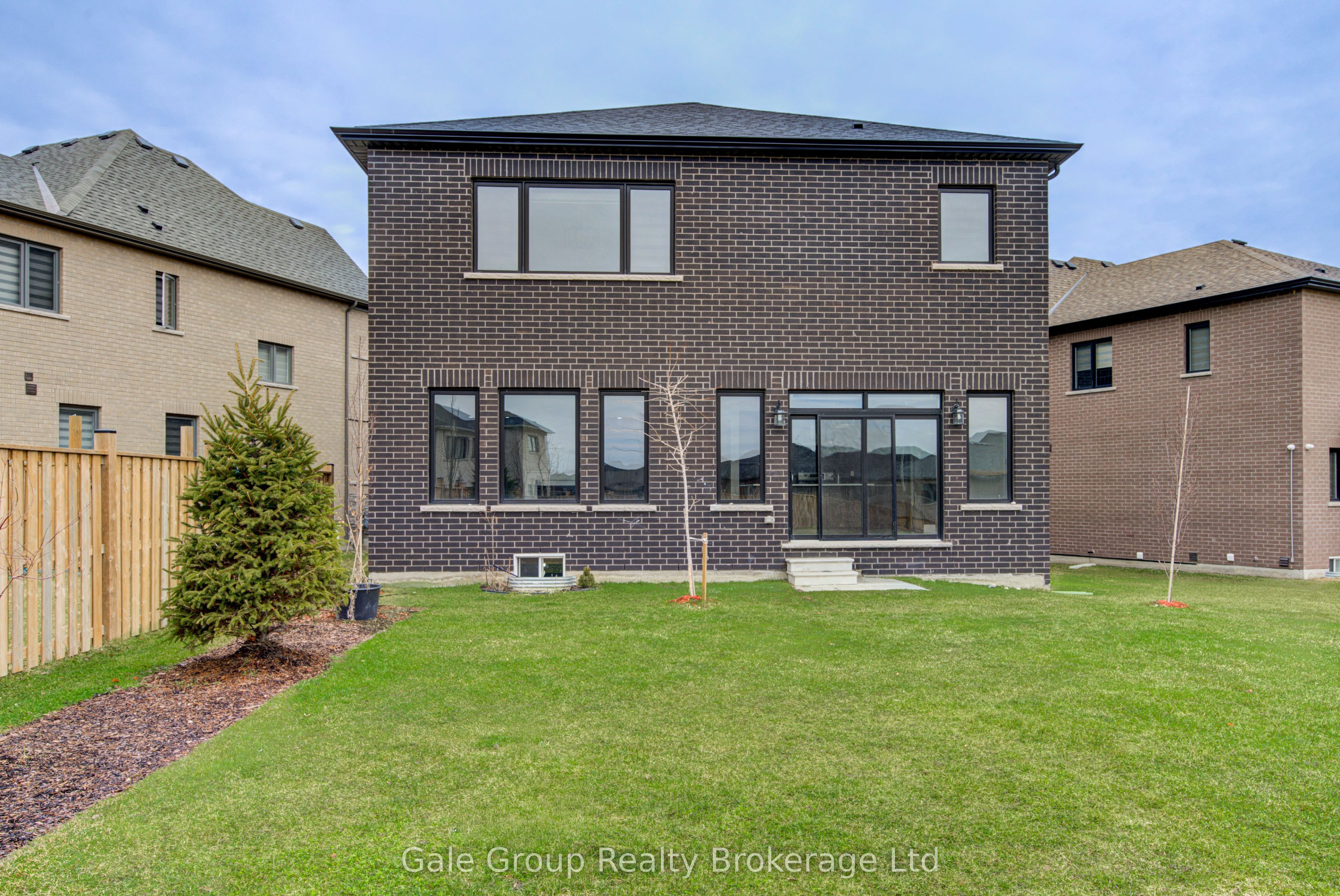 125 Prince Charles Crescent Property Photo 43