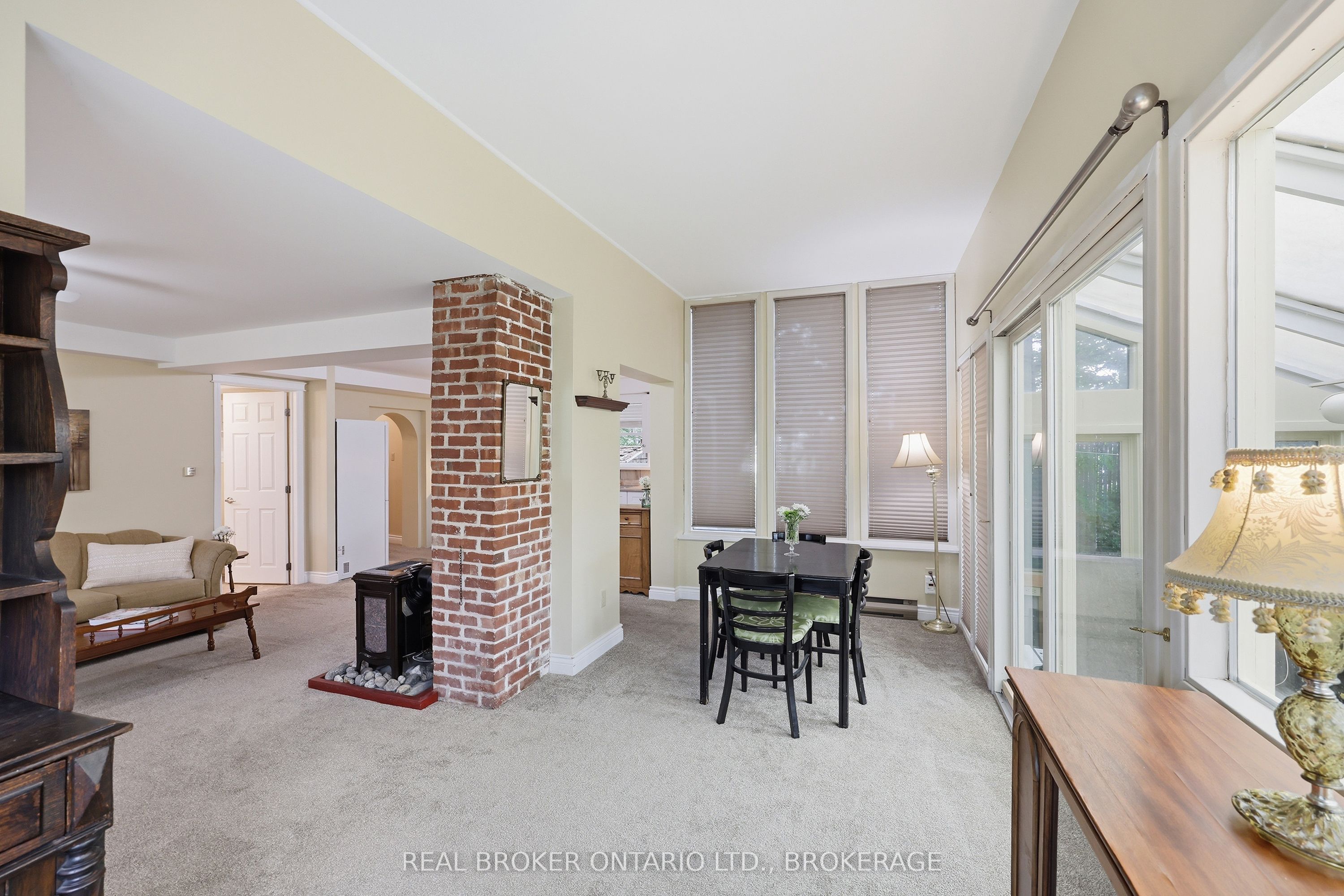 595 King Street E Property Photo 7