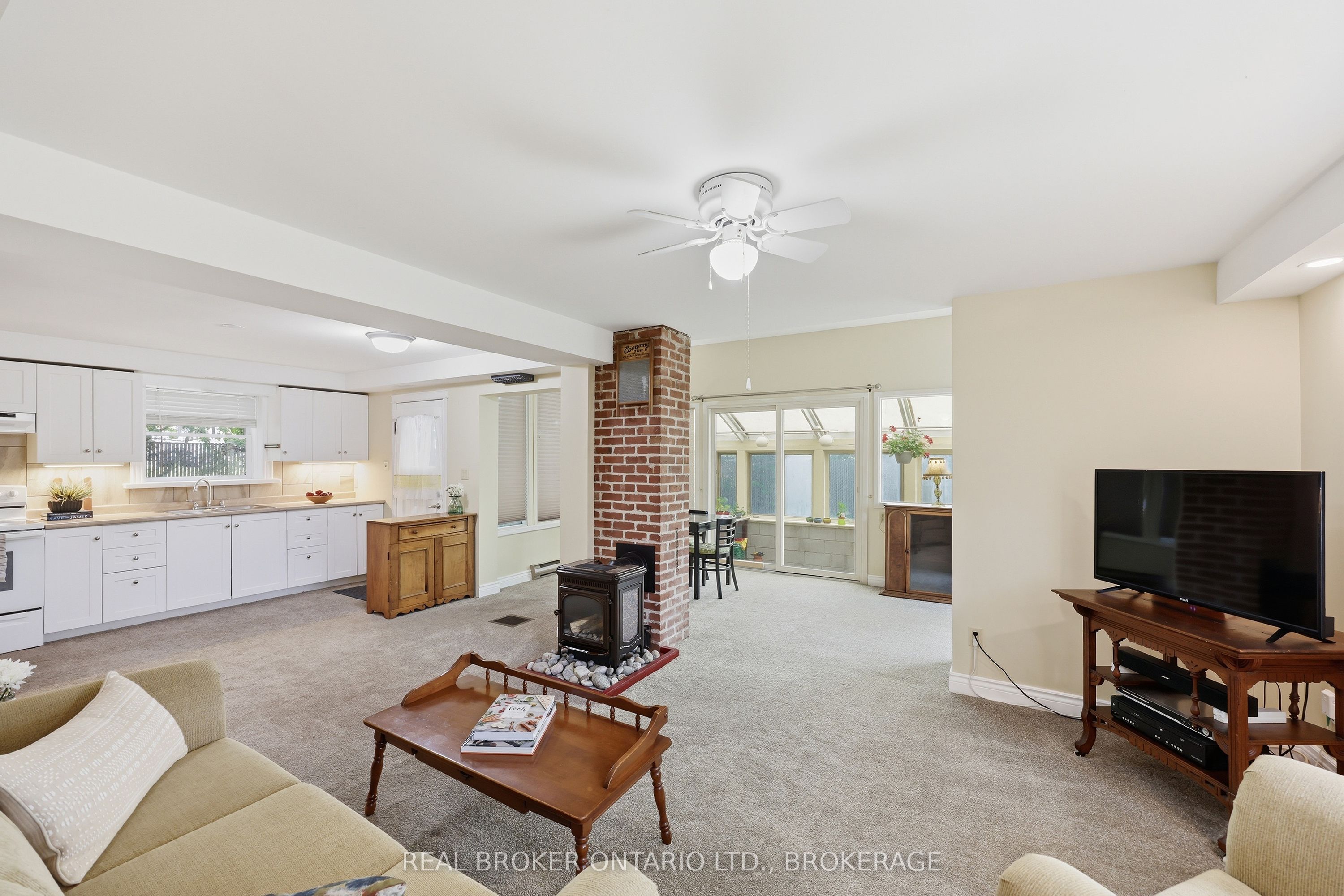 595 King Street E Property Photo 8
