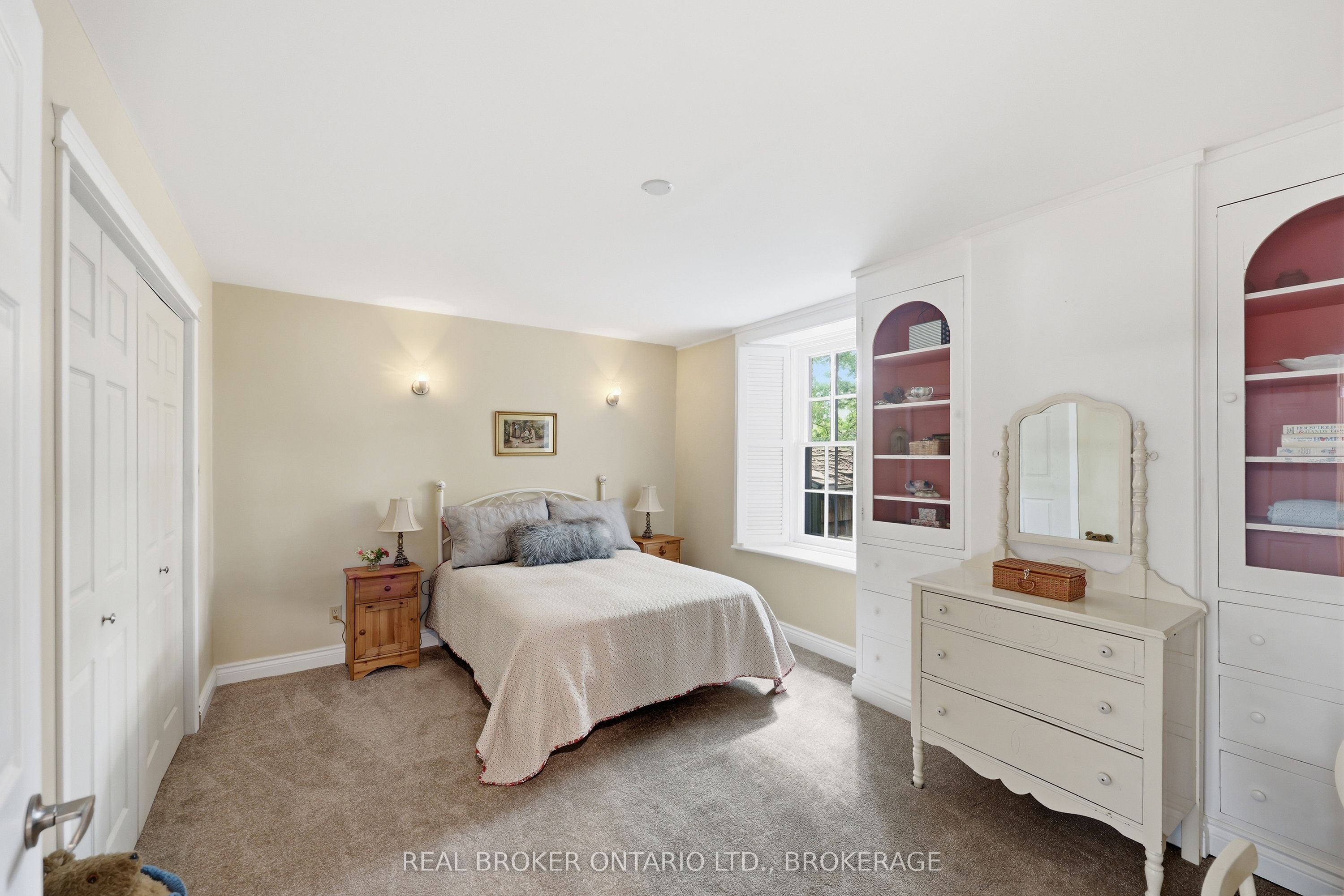 595 King Street E Property Photo 11