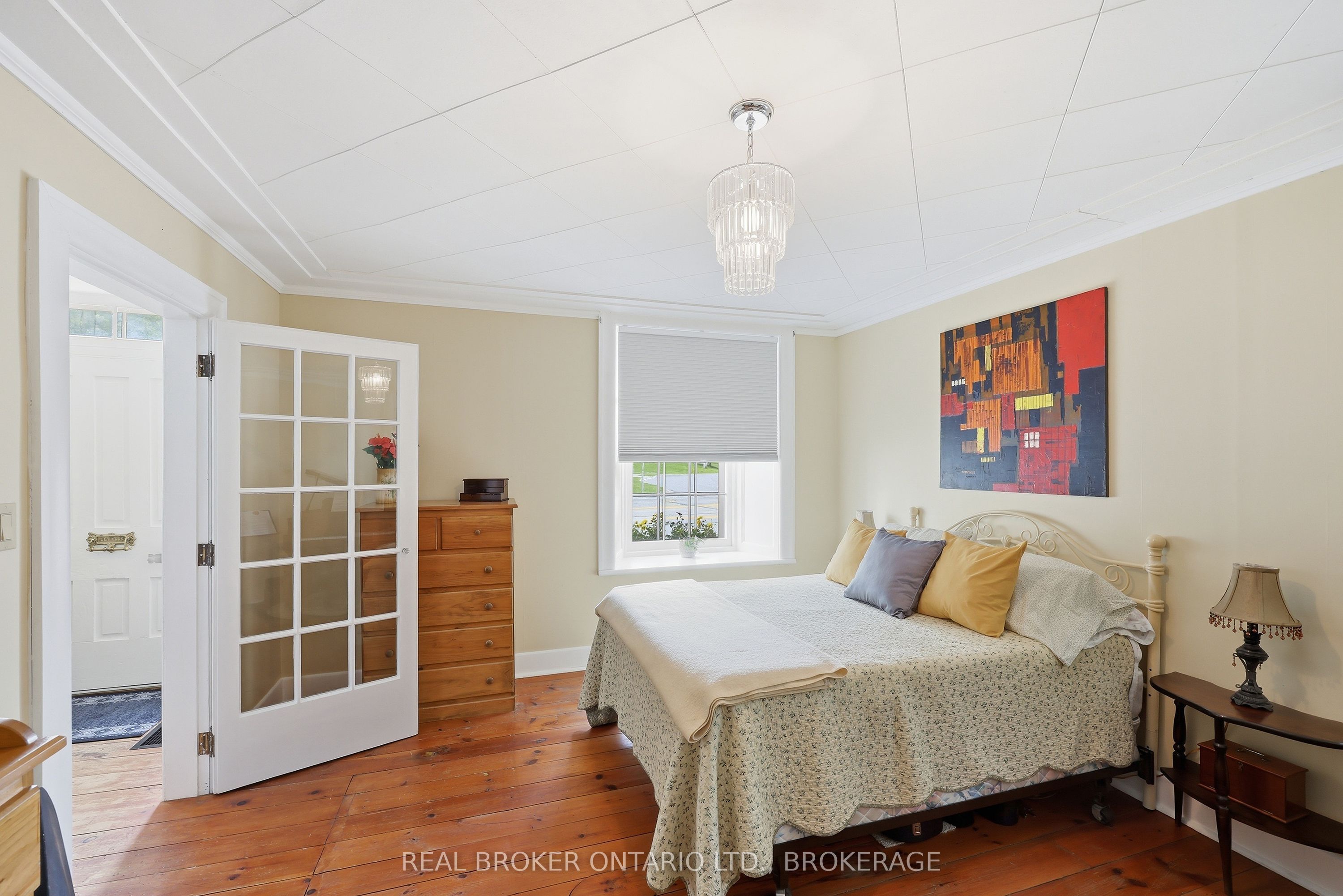 595 King Street E Property Photo 13