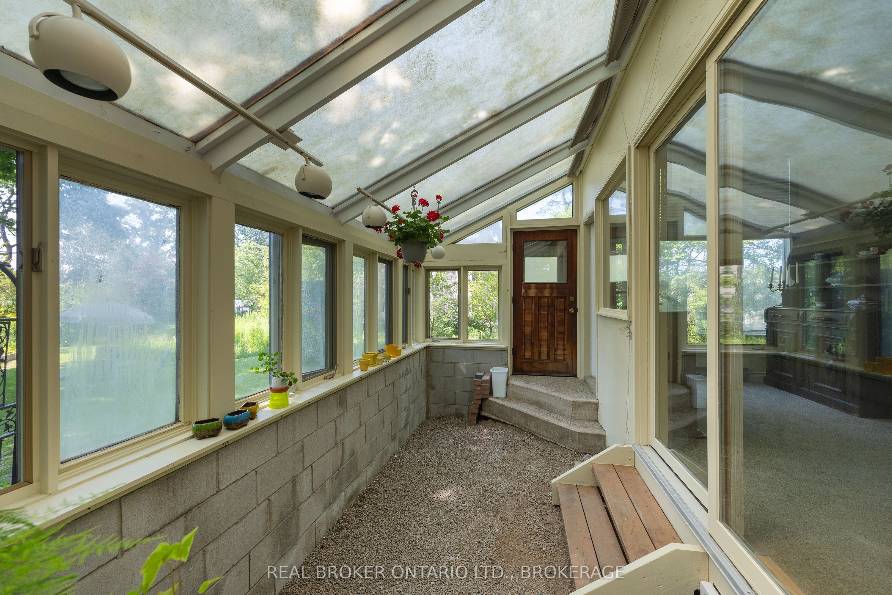595 King Street E Property Photo 16