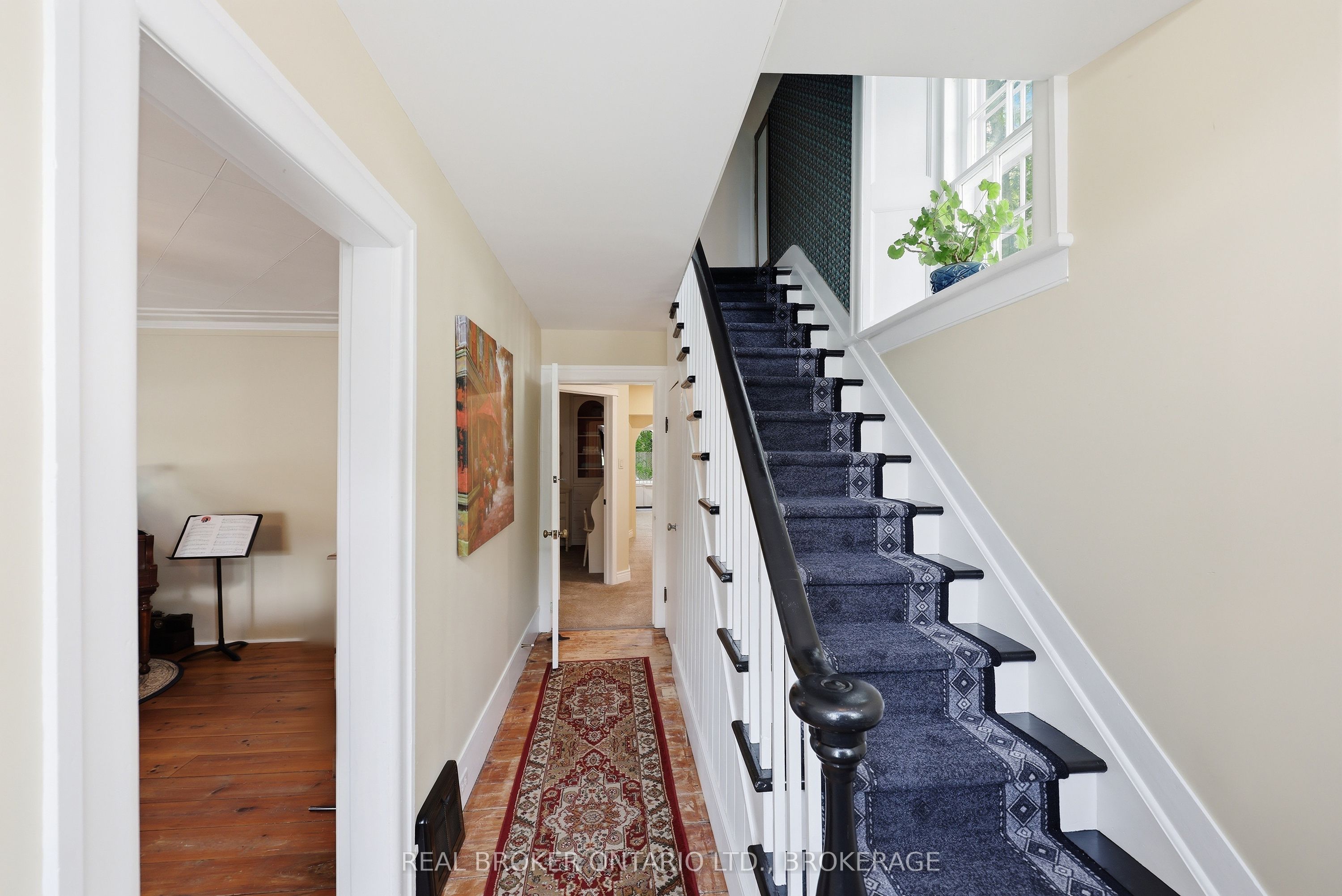 595 King Street E Property Photo 17