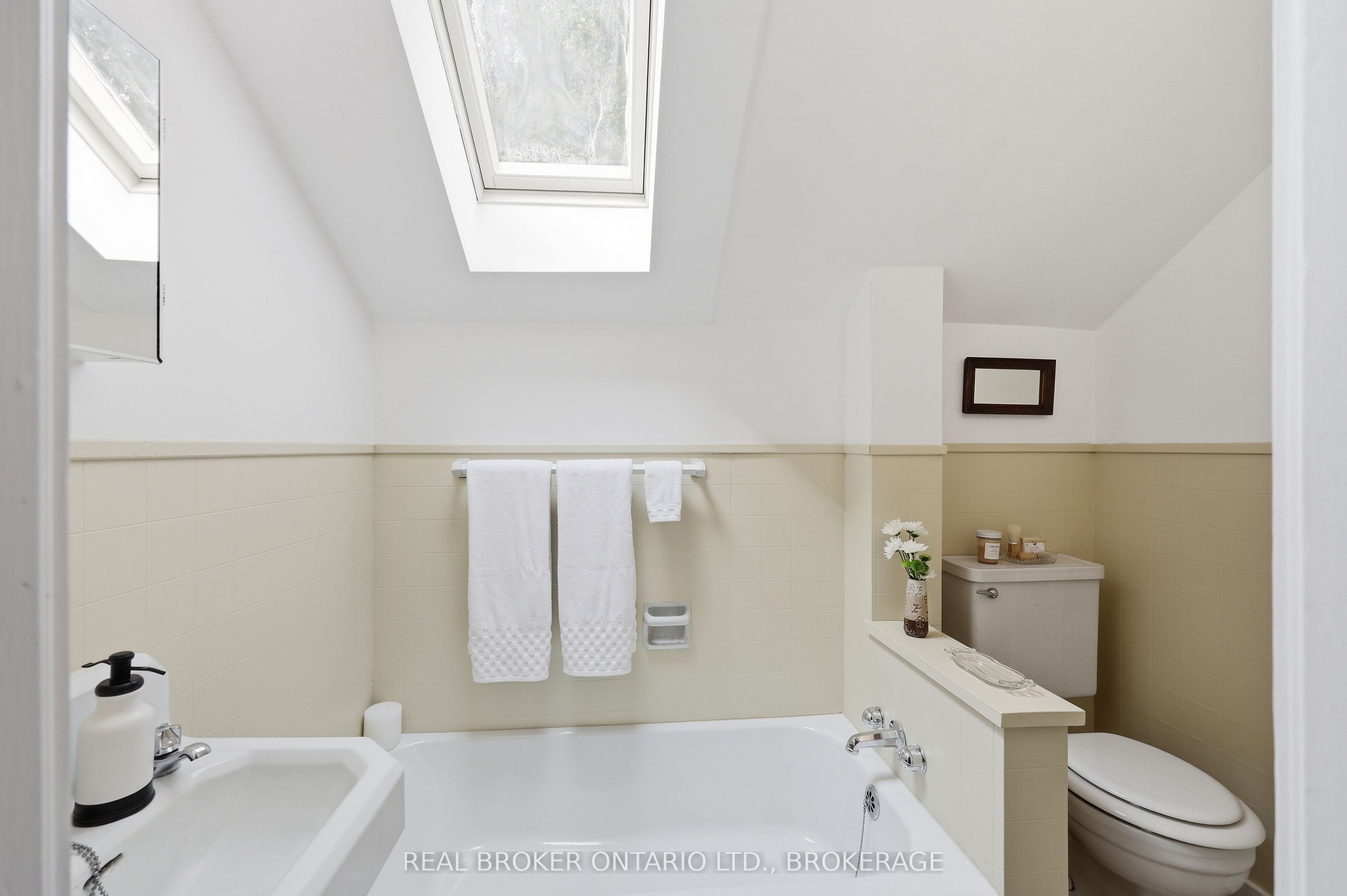 595 King Street E Property Photo 20