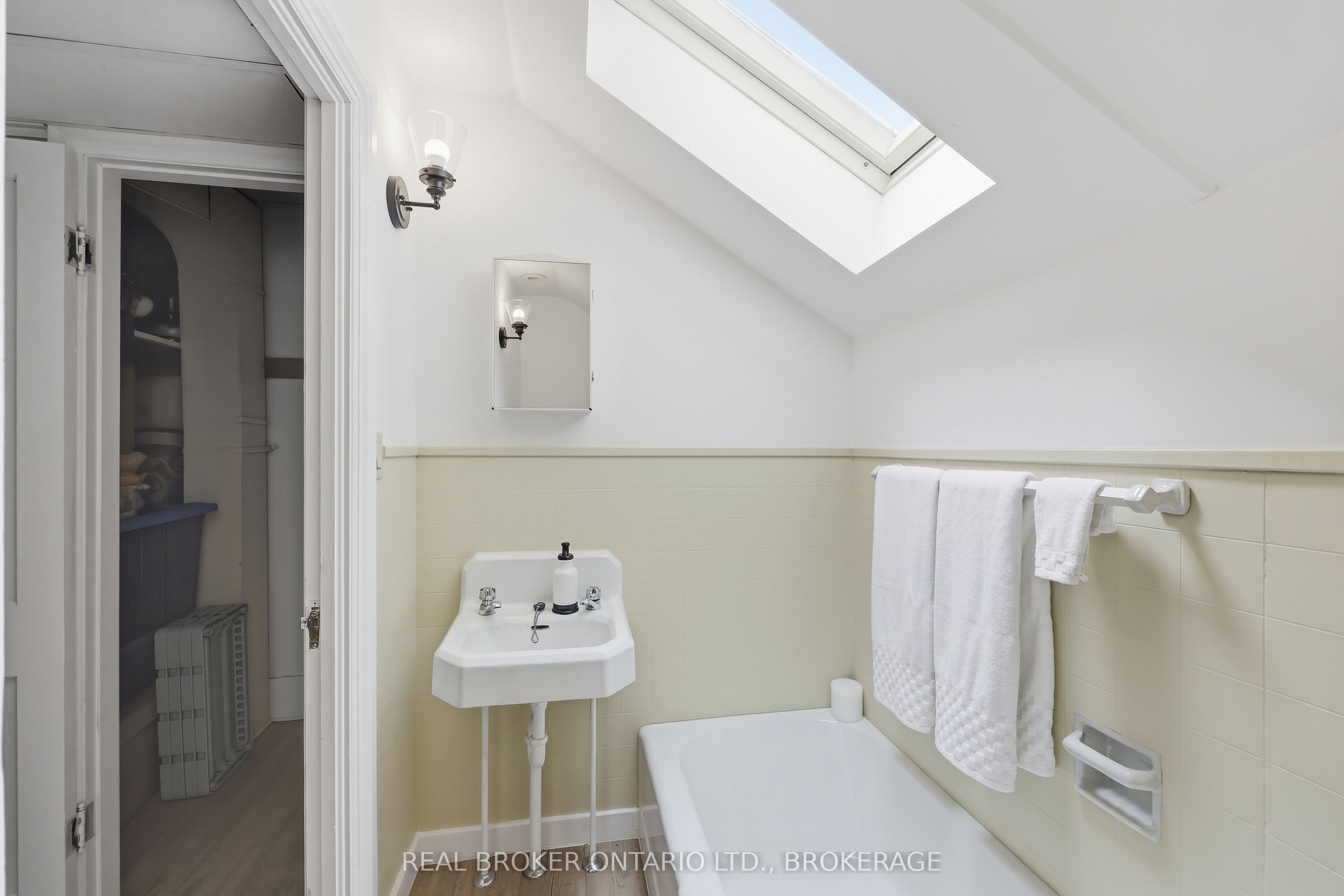 595 King Street E Property Photo 21