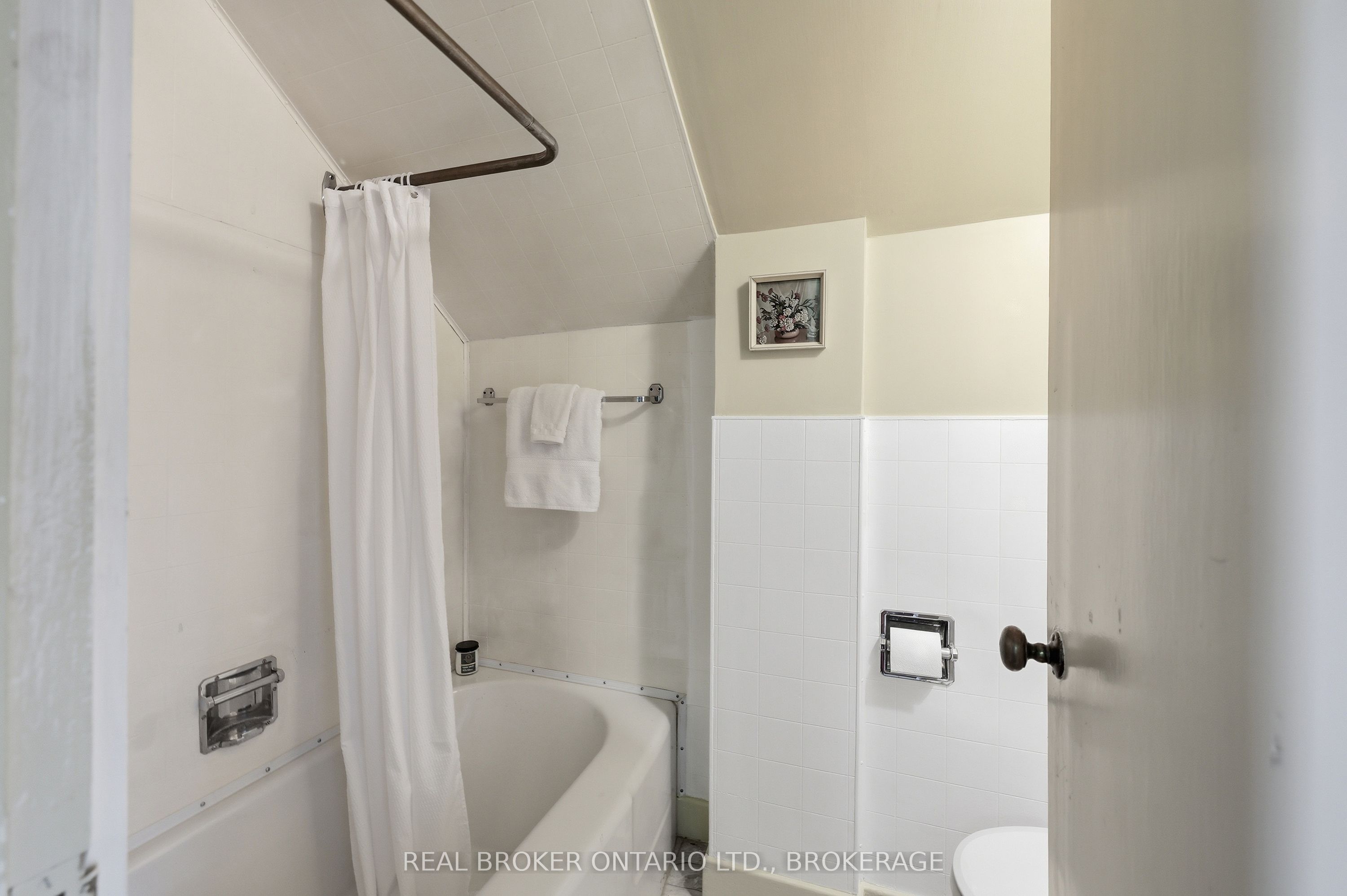 595 King Street E Property Photo 26
