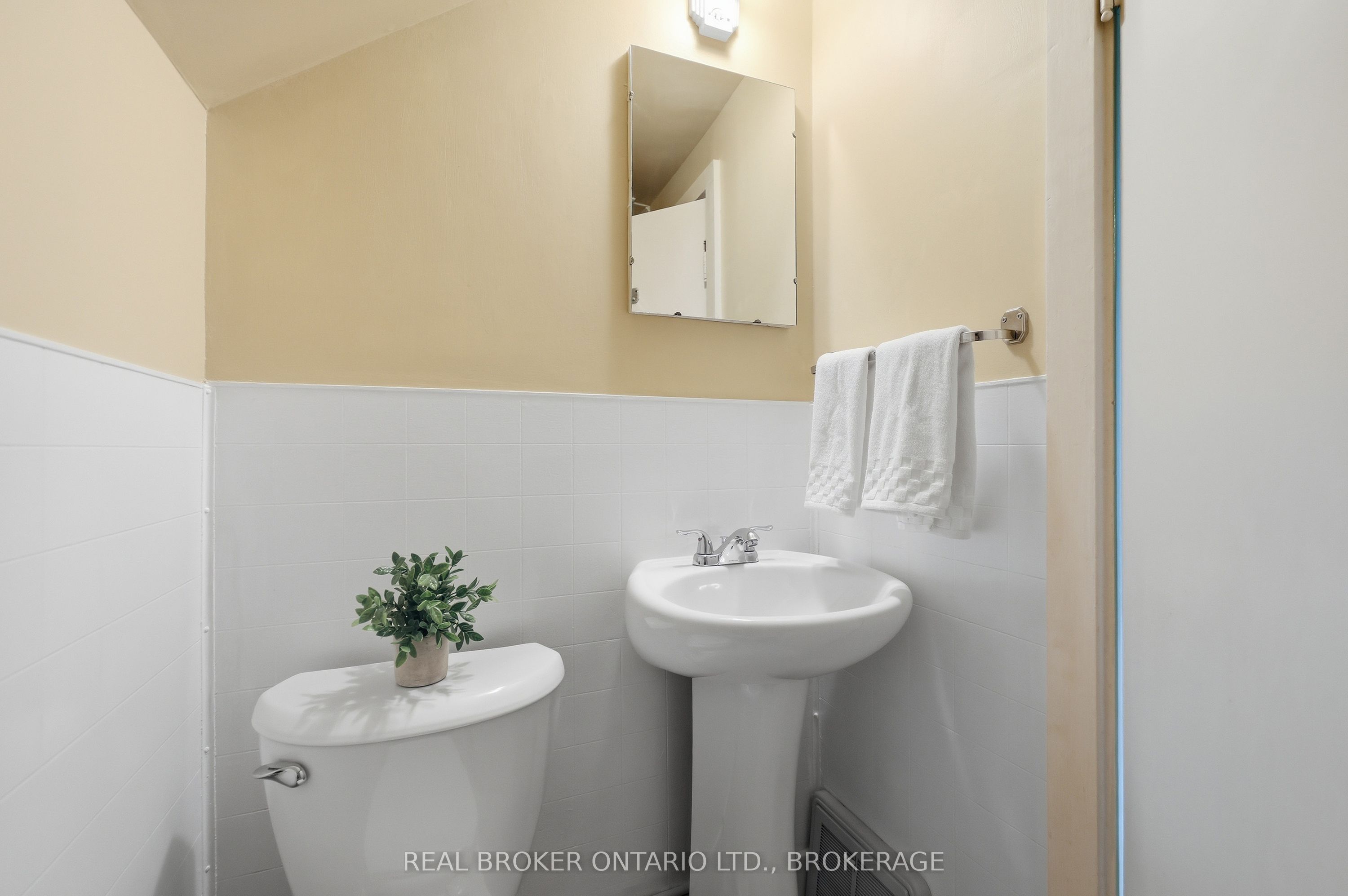 595 King Street E Property Photo 27
