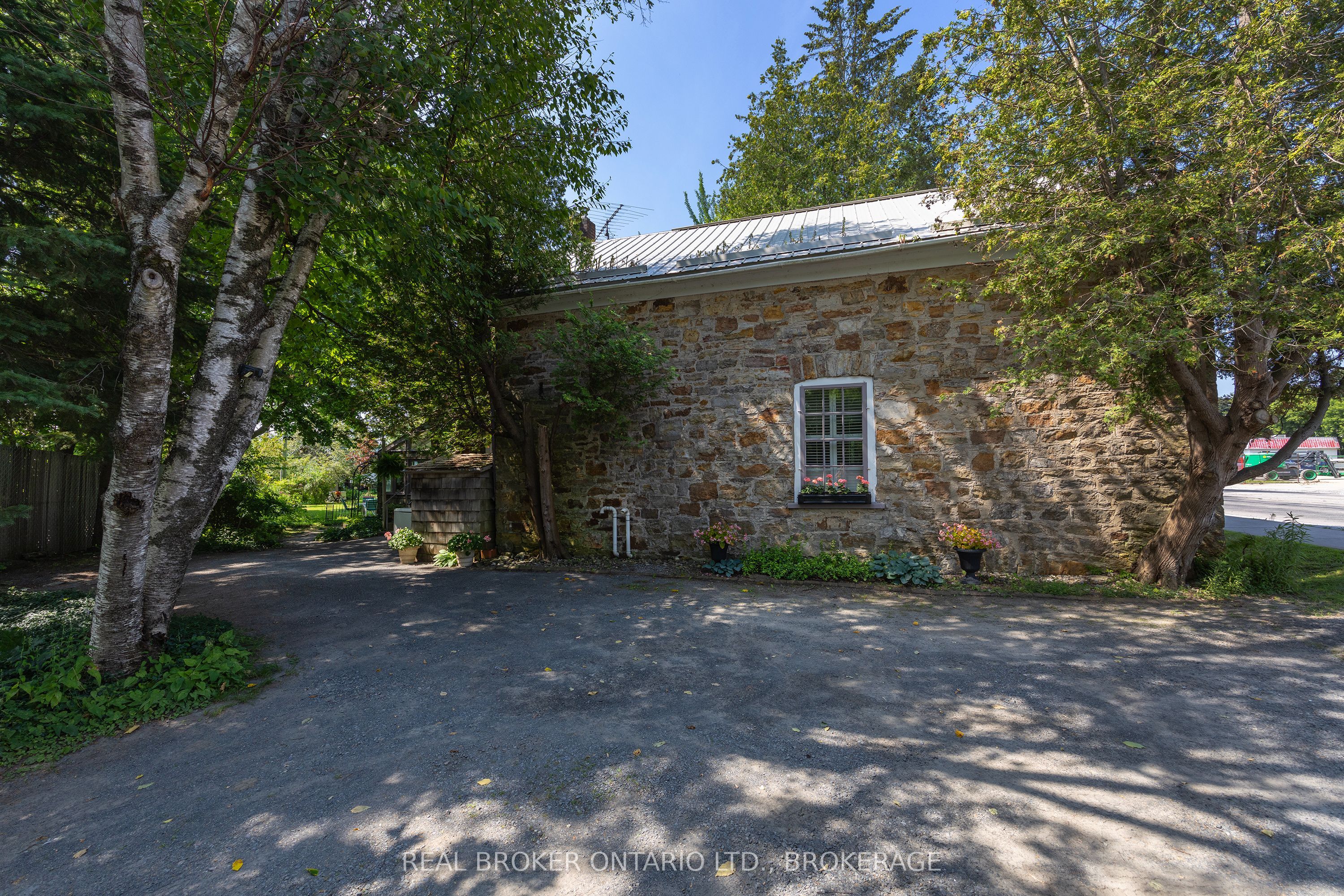 595 King Street E Property Photo 28