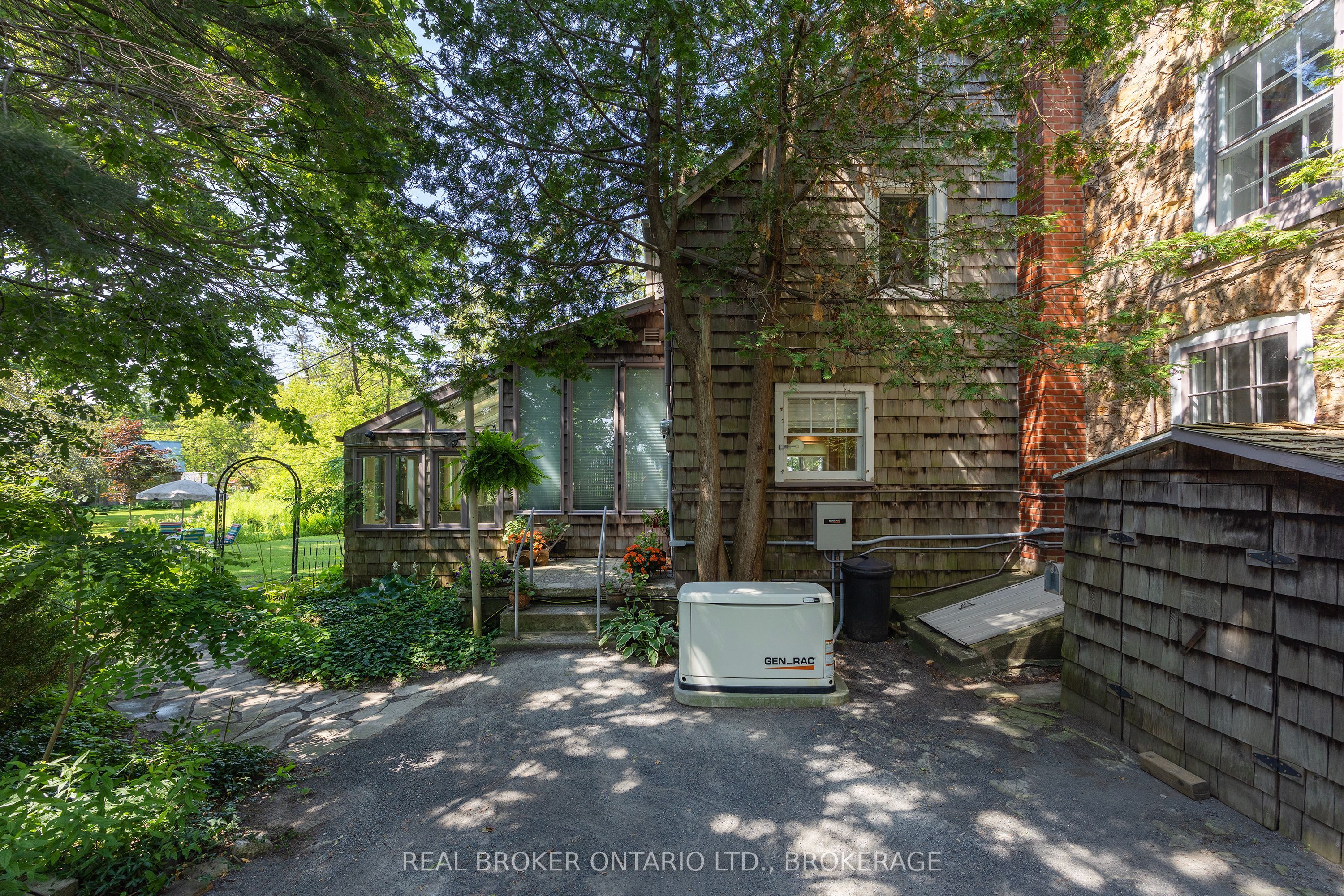 595 King Street E Property Photo 29