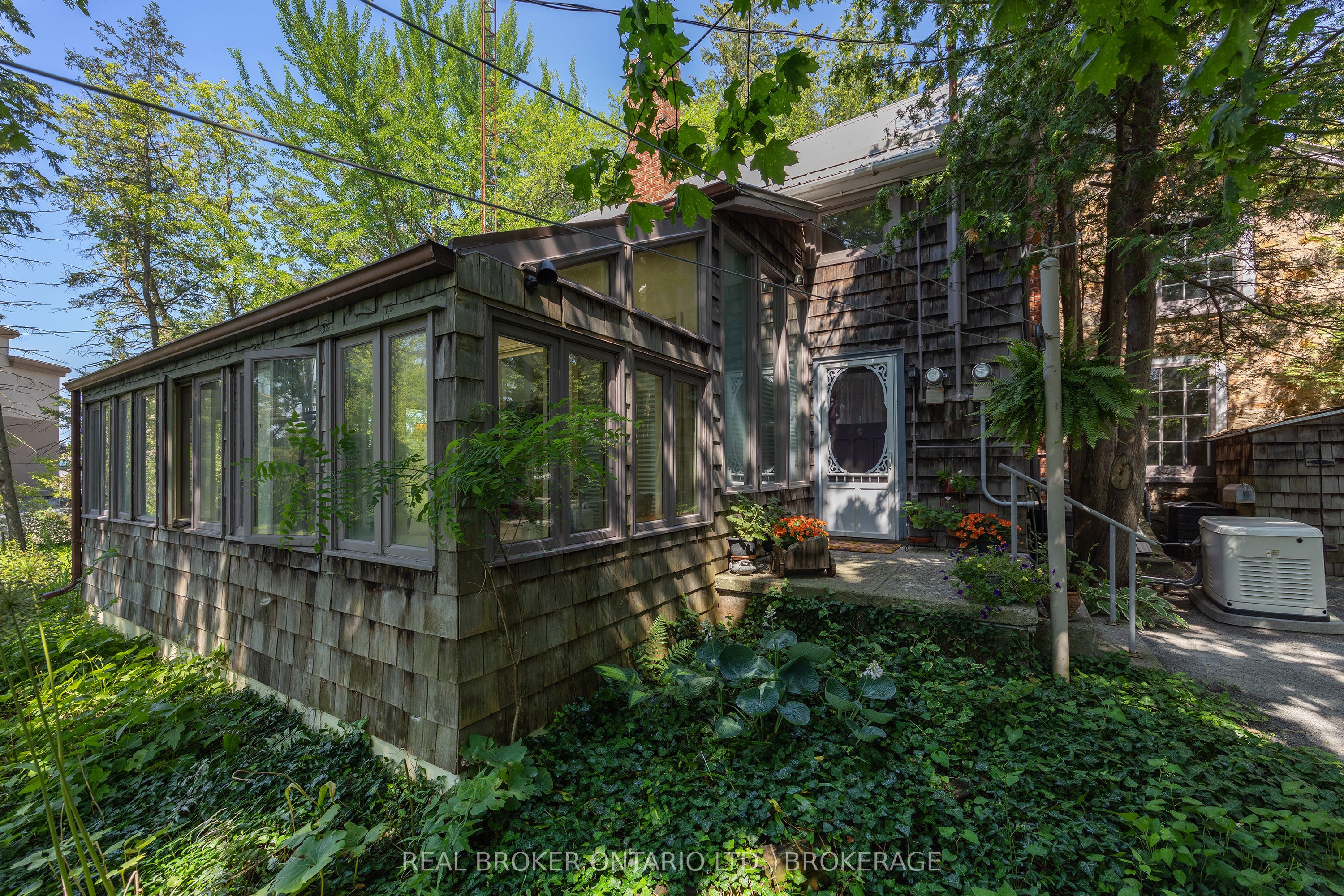 595 King Street E Property Photo 32