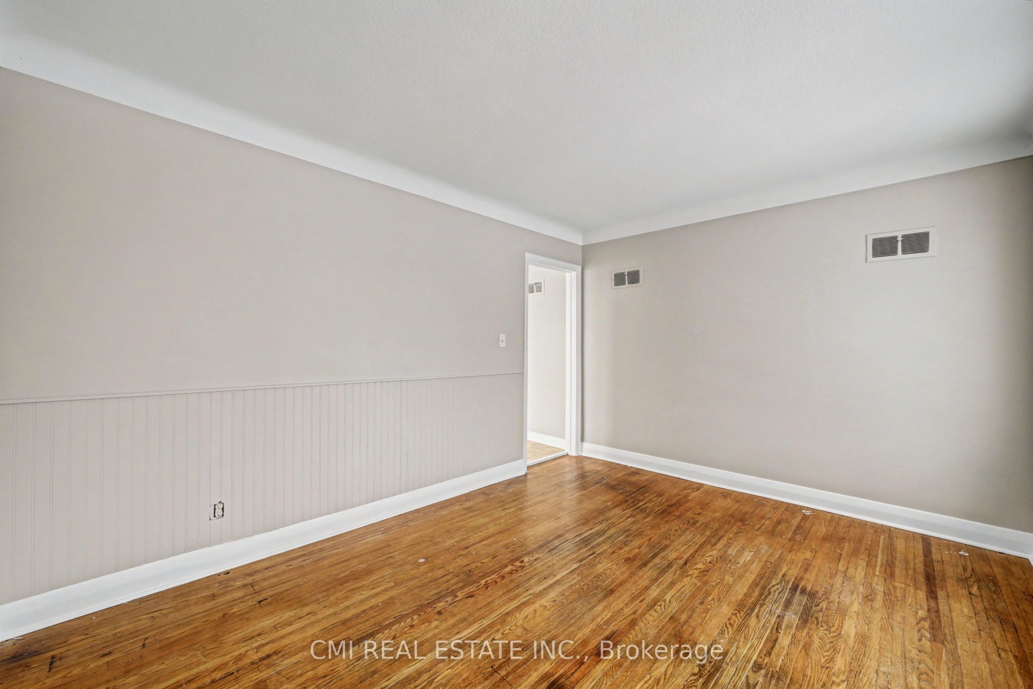 68 Queen Street S Property Photo 6