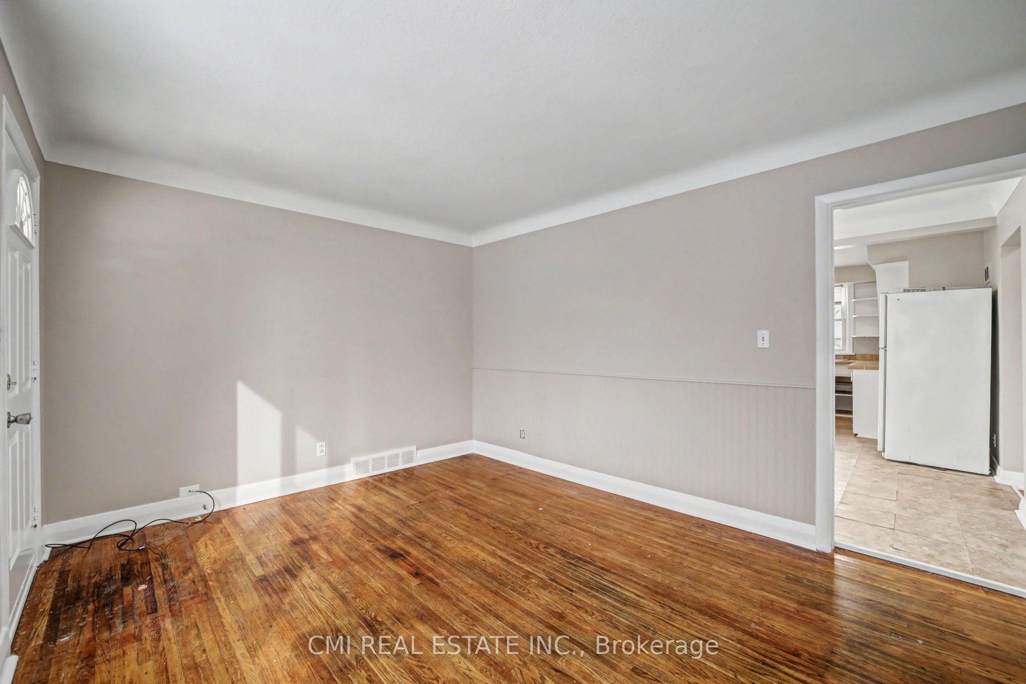68 Queen Street S Property Photo 7