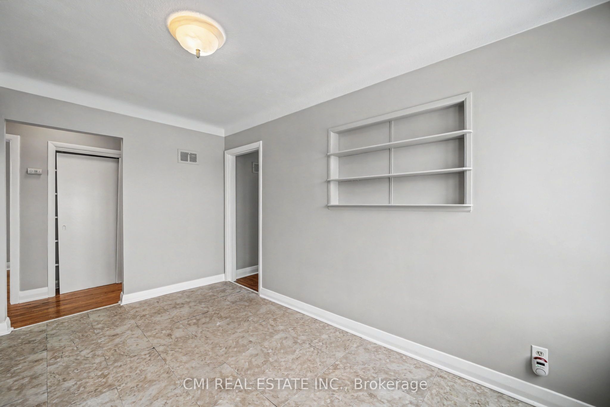 68 Queen Street S Property Photo 17