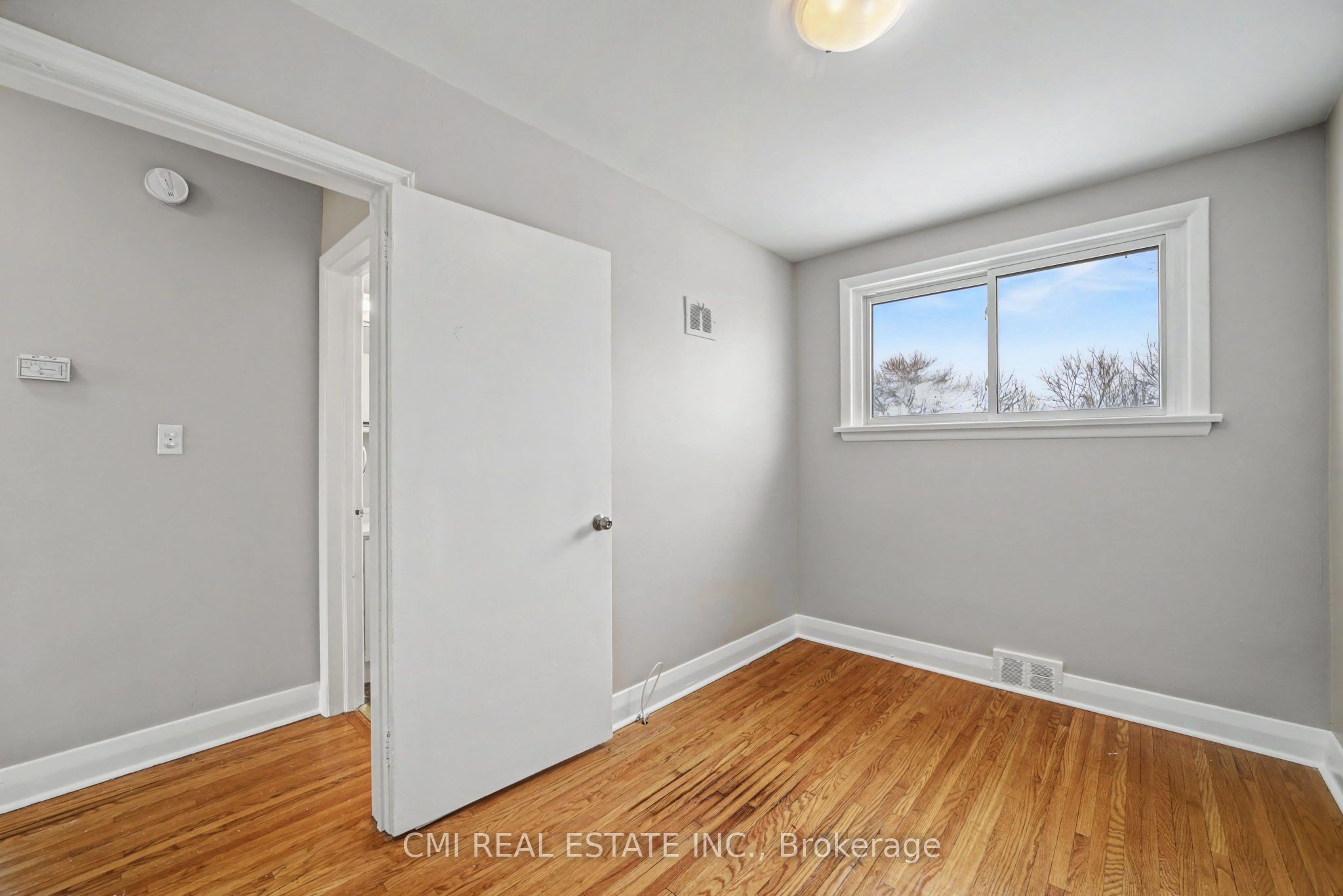 68 Queen Street S Property Photo 25