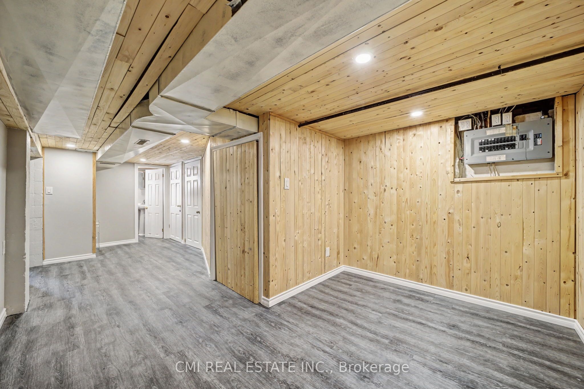 68 Queen Street S Property Photo 33