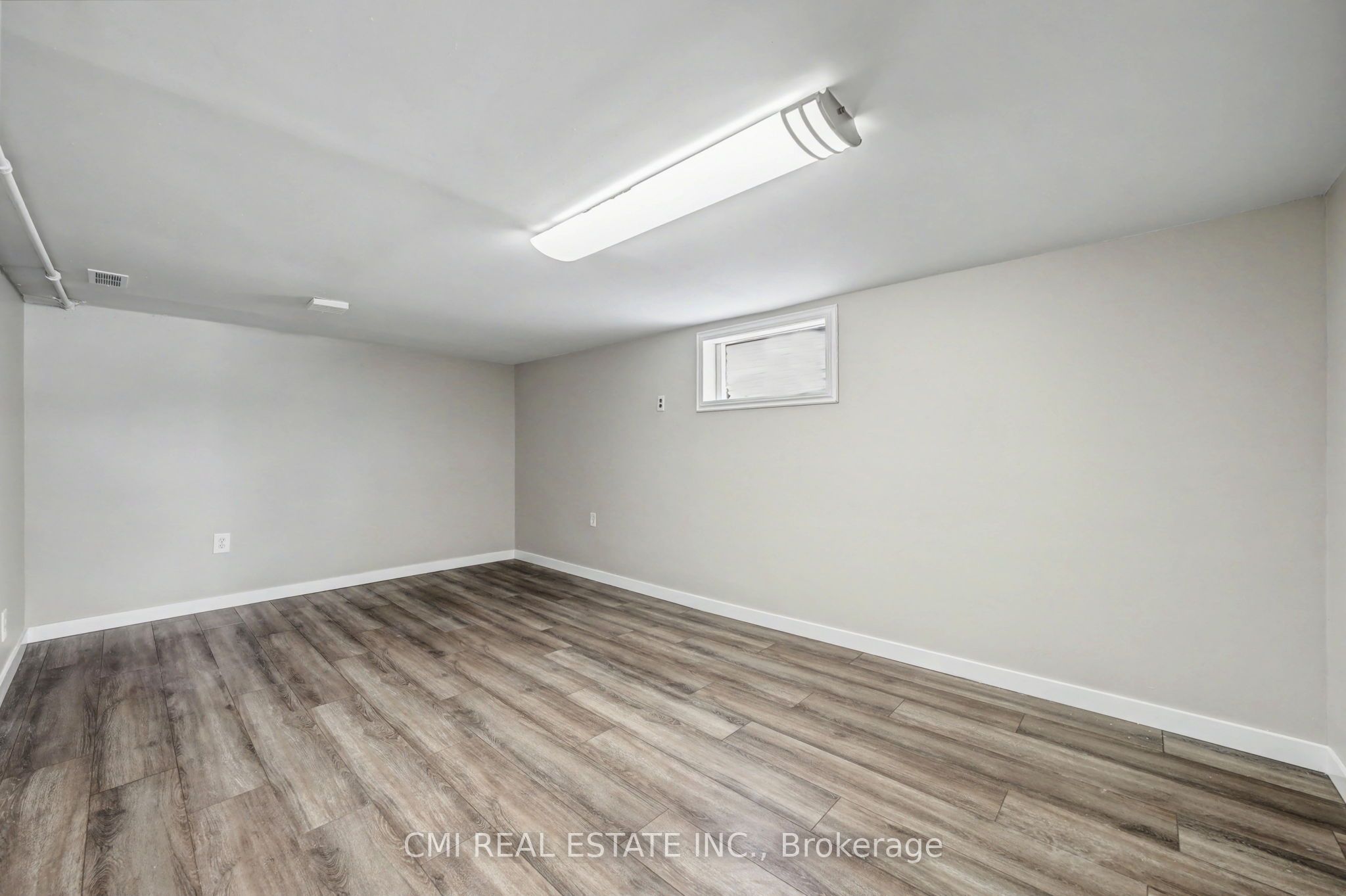 68 Queen Street S Property Photo 35