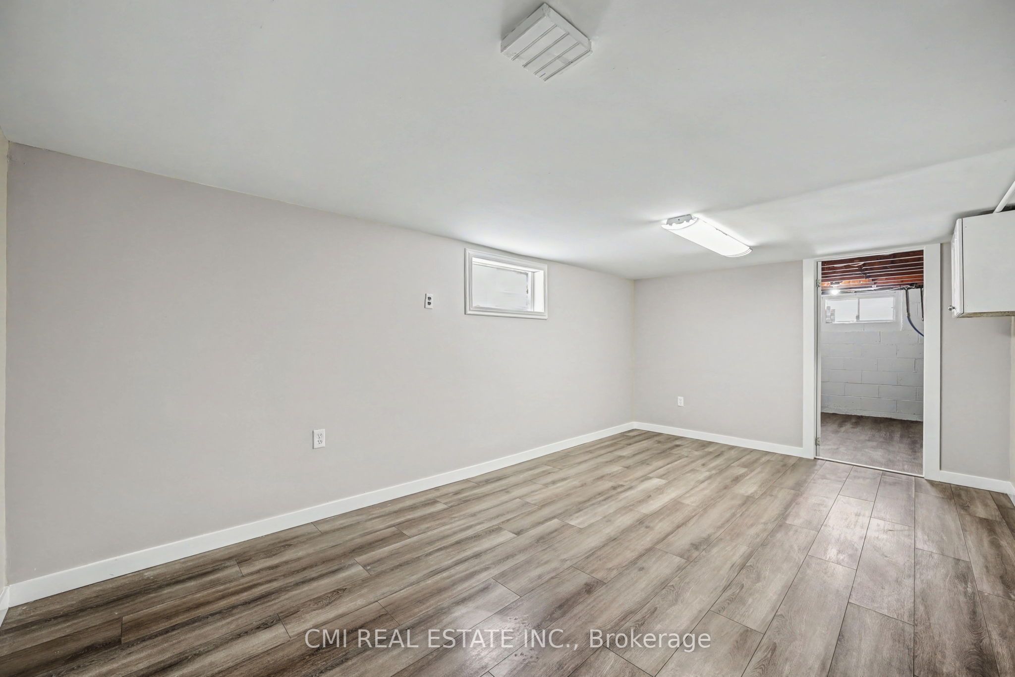 68 Queen Street S Property Photo 37