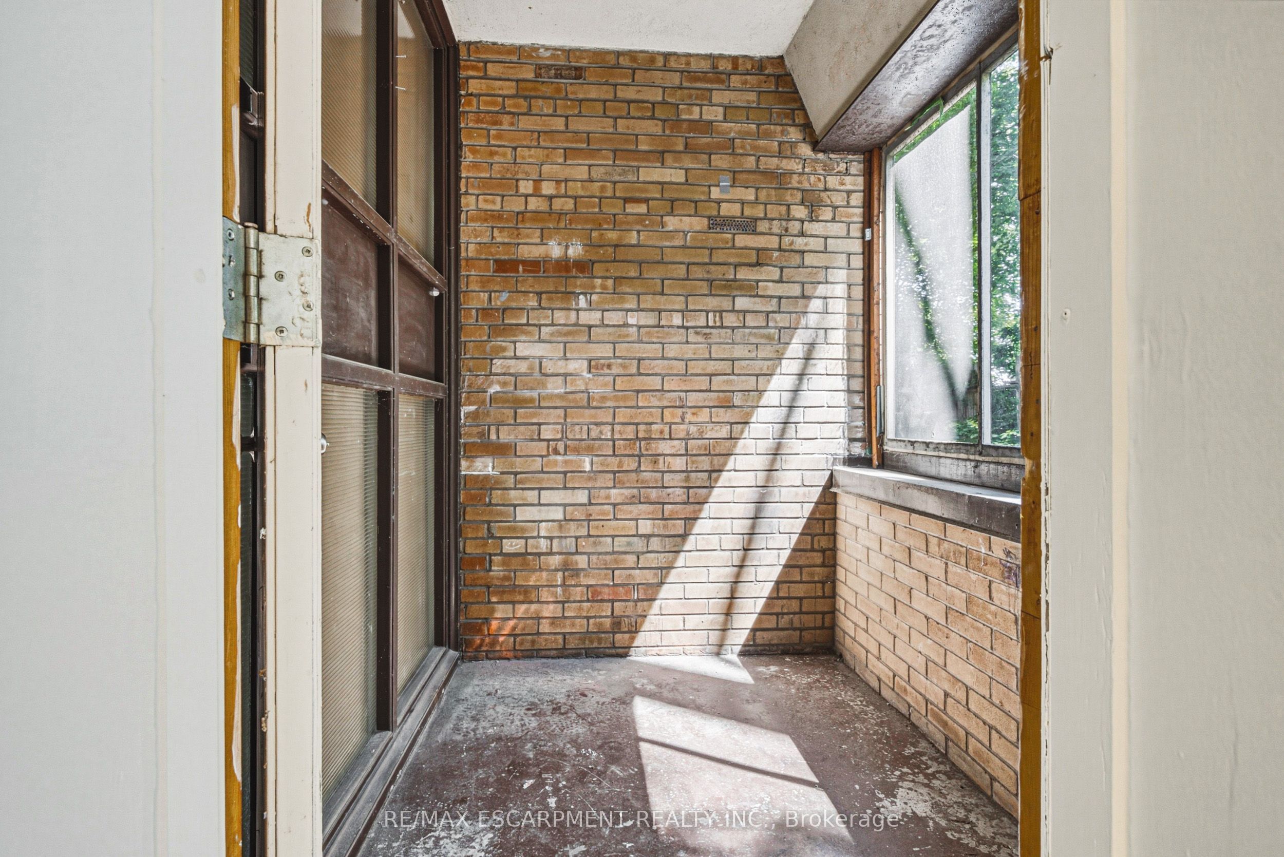 325a James Street S 107 Property Photo 4