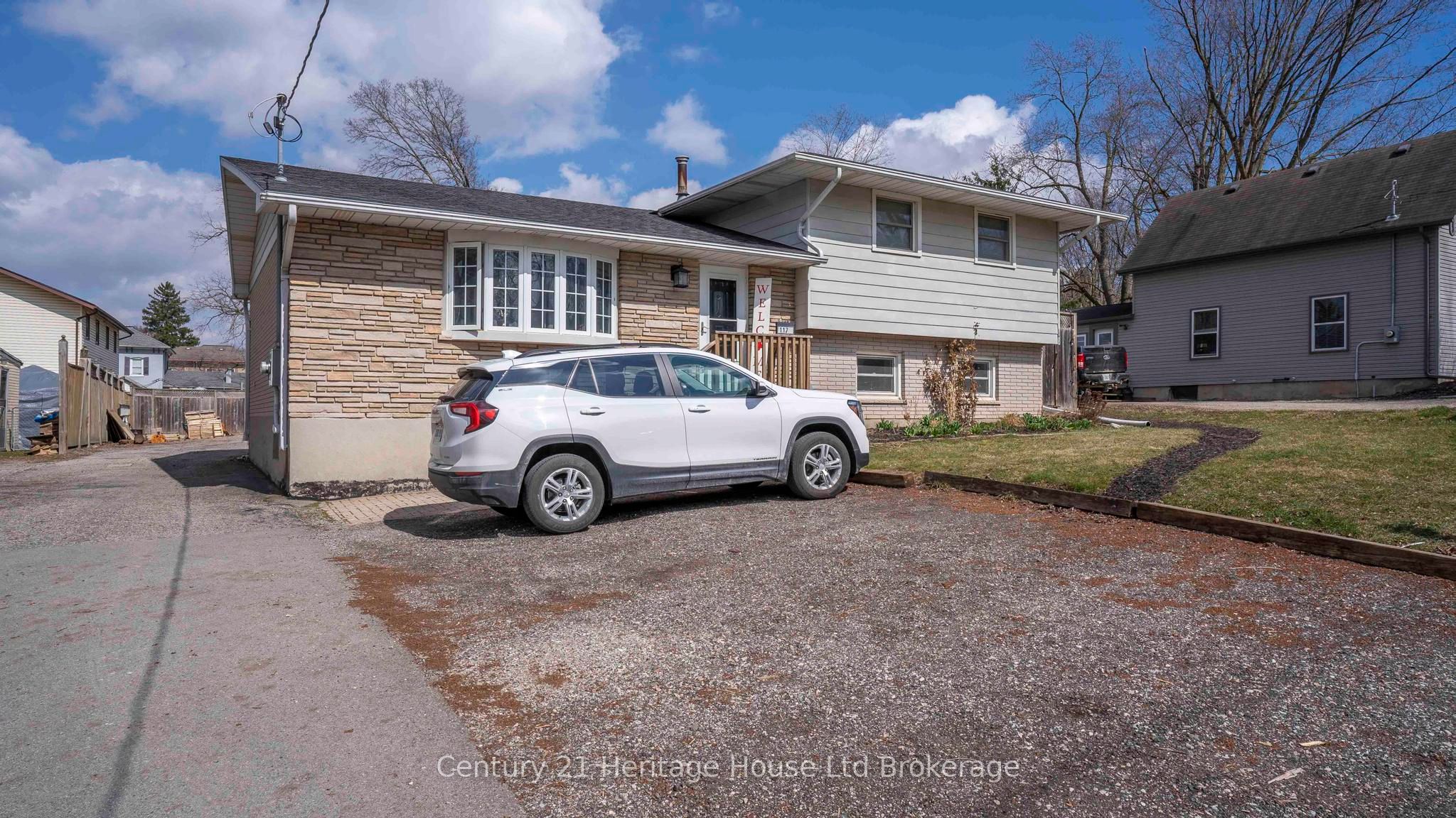 117 Wonham Street S Property Photo 4
