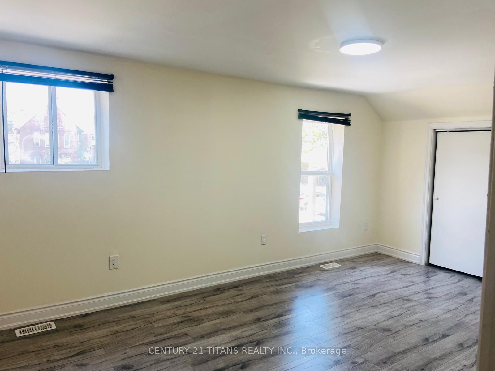 138-140 Grand Avenue E Property Photo 6
