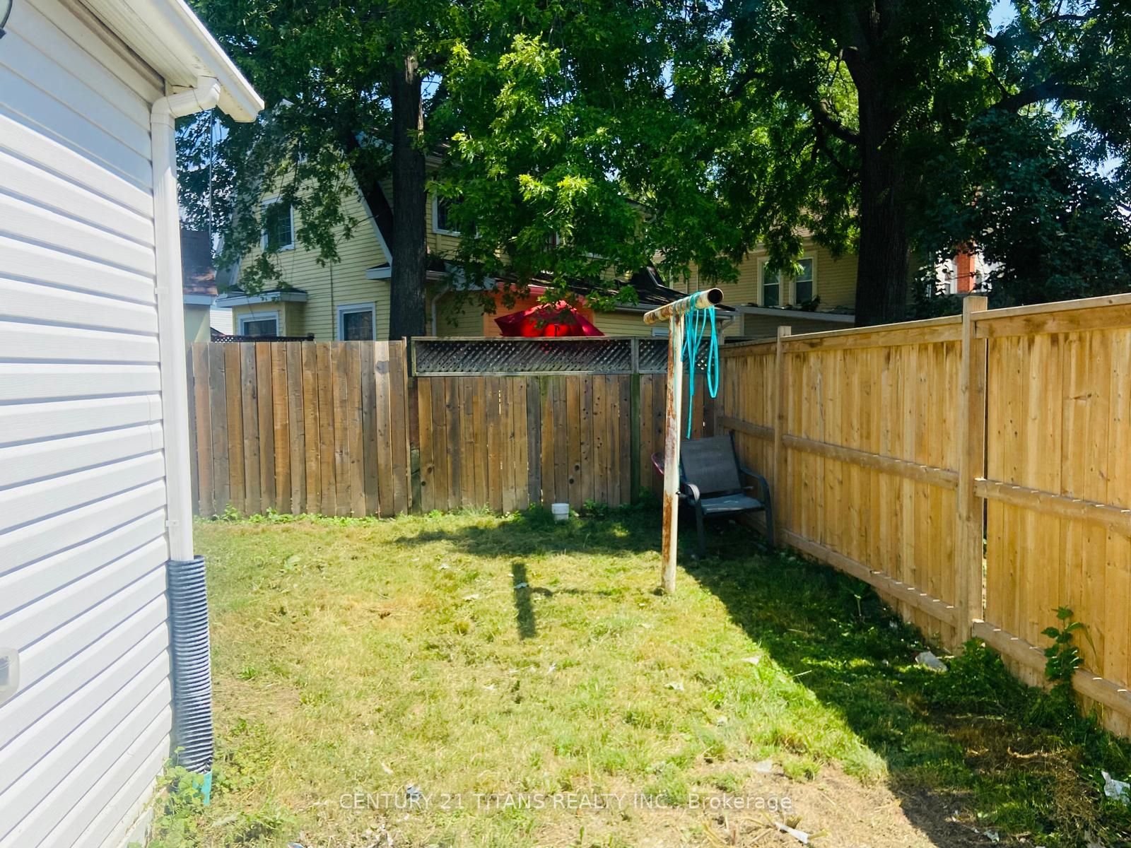 138-140 Grand Avenue E Property Photo 18