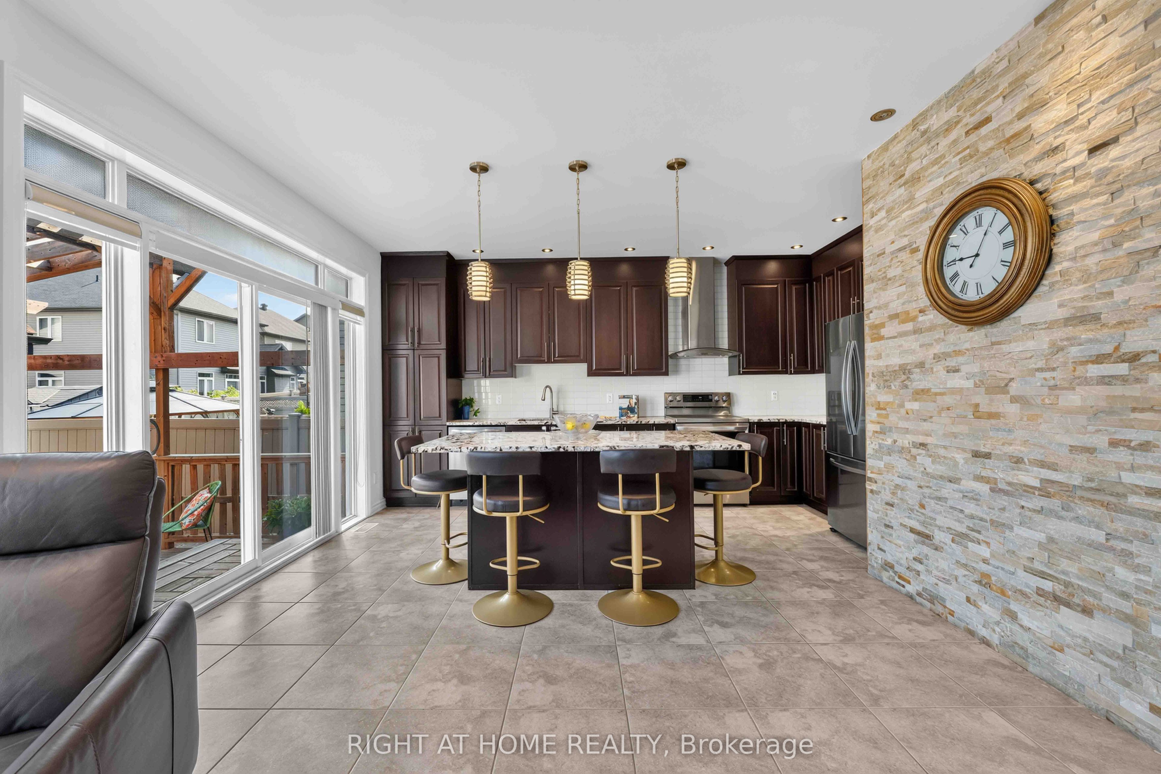 935 Rotary Way Property Photo 10