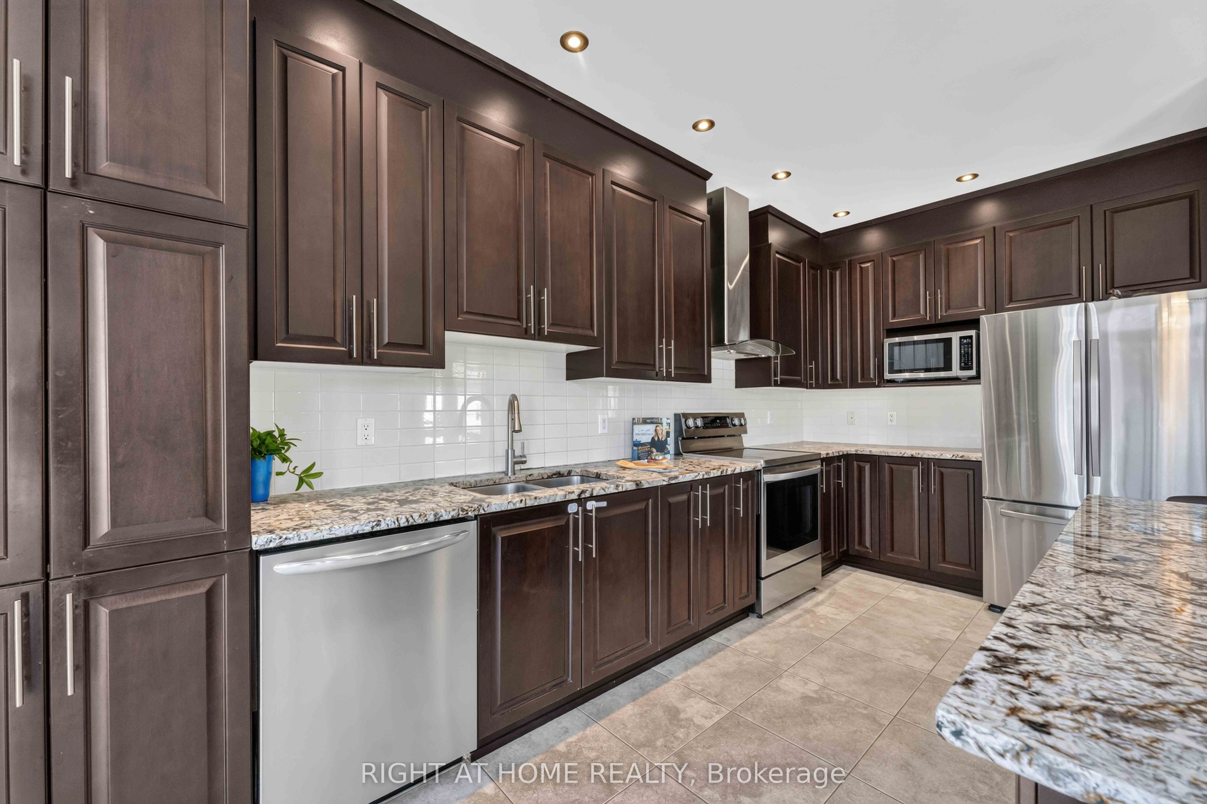 935 Rotary Way Property Photo 11