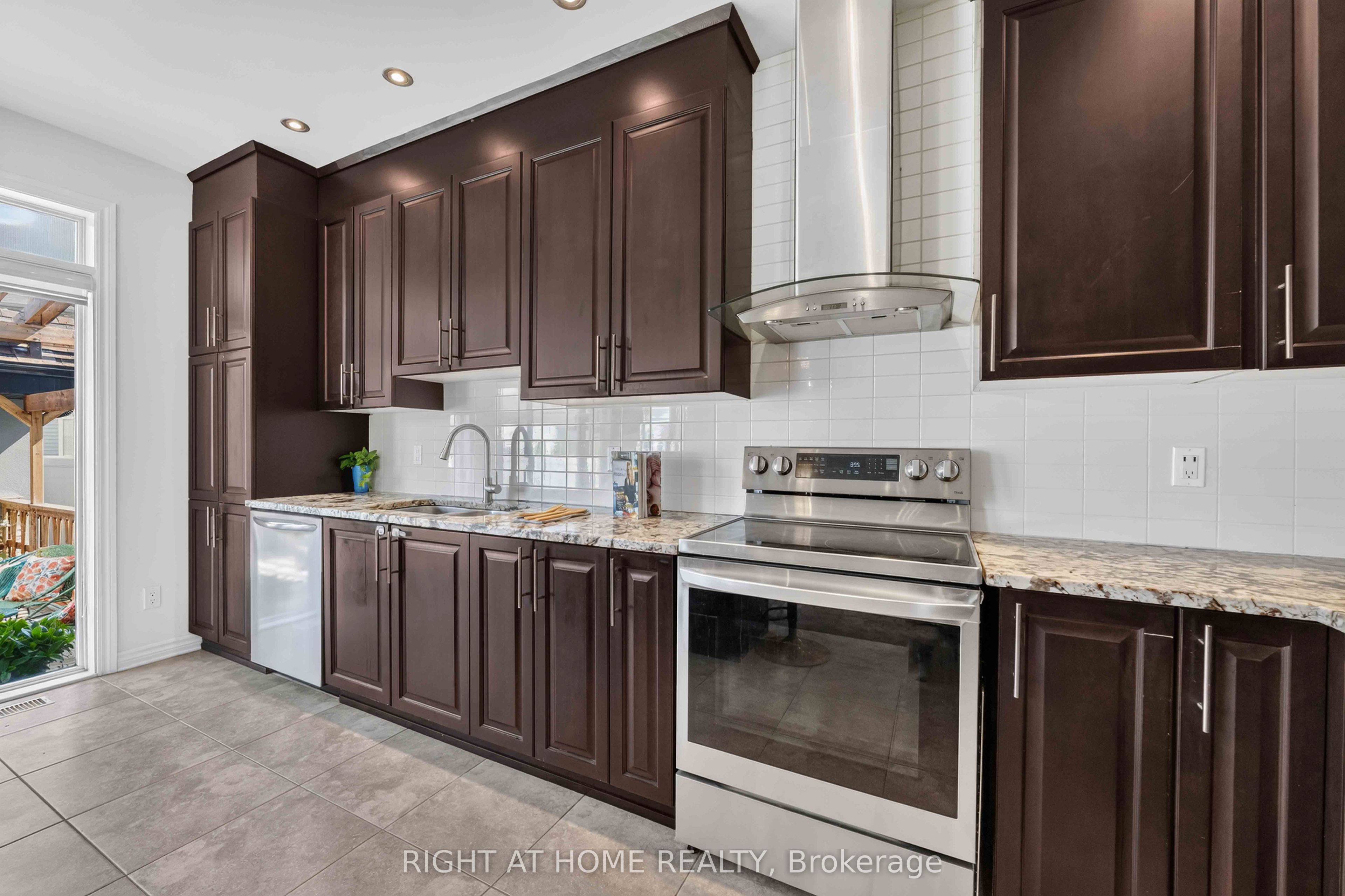 935 Rotary Way Property Photo 12