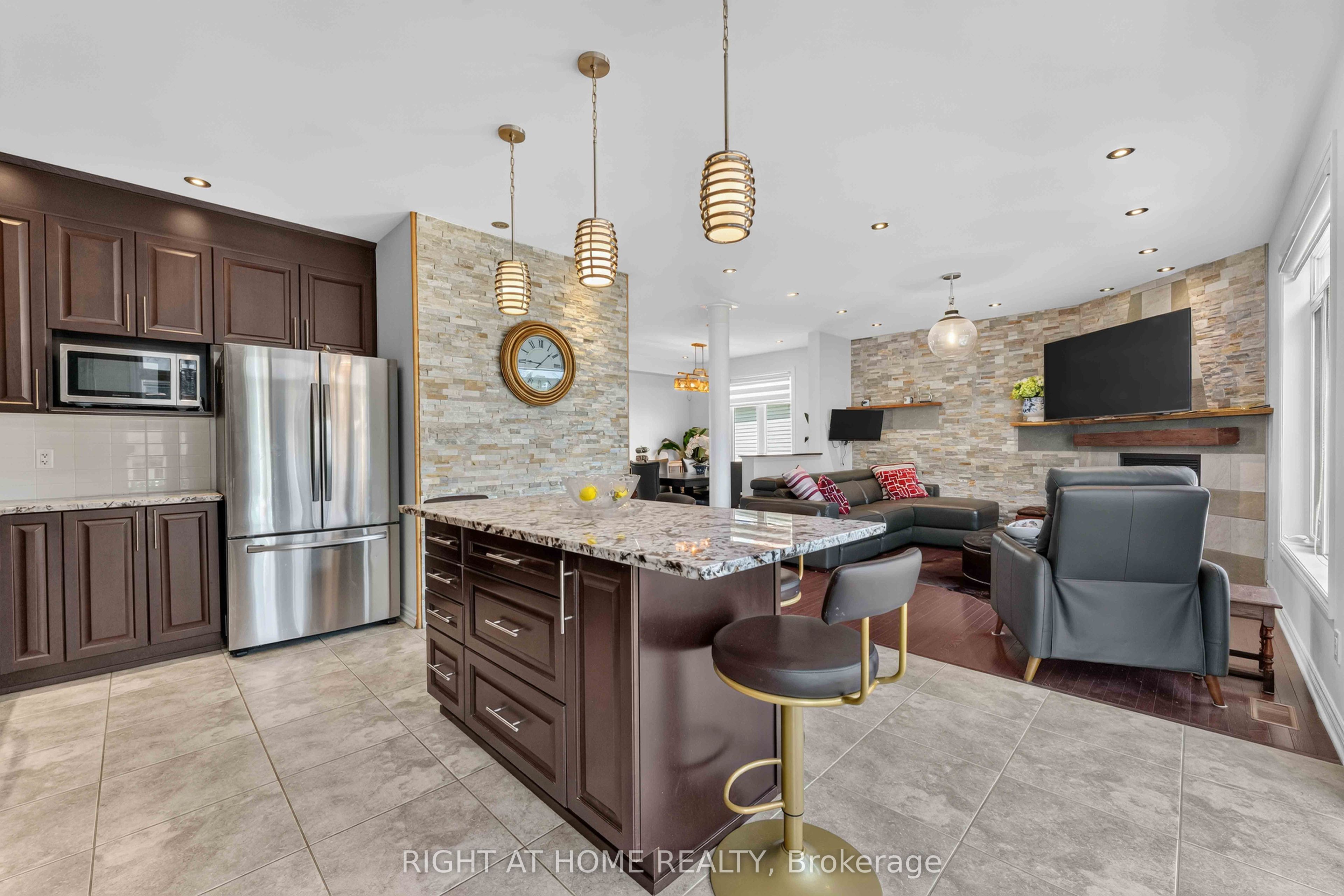 935 Rotary Way Property Photo 13