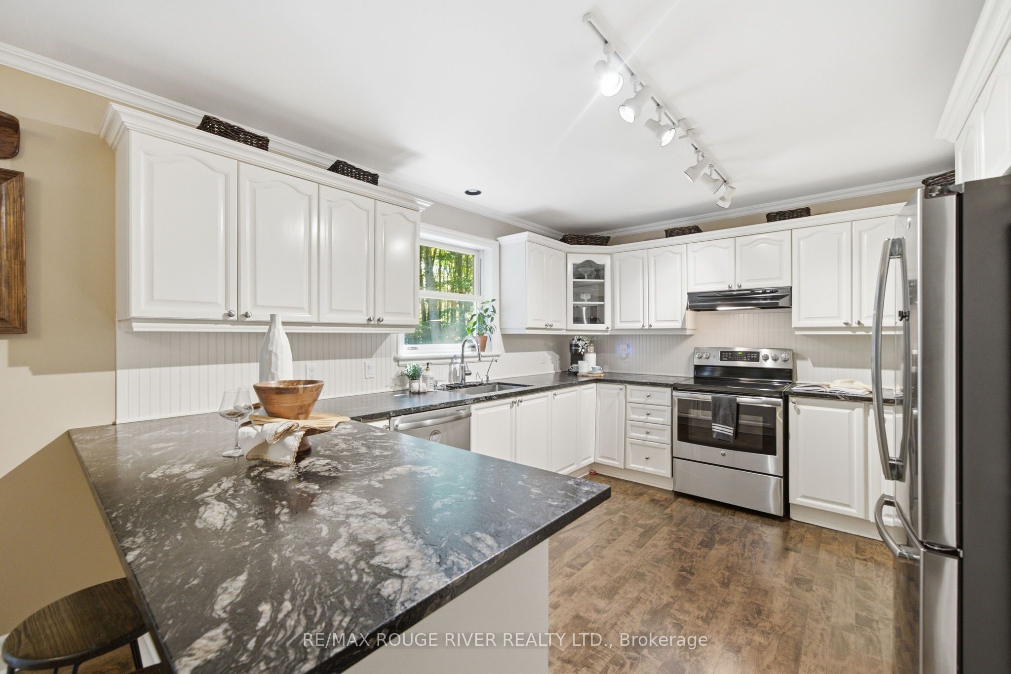 2774 Les Davey Road Property Photo 11