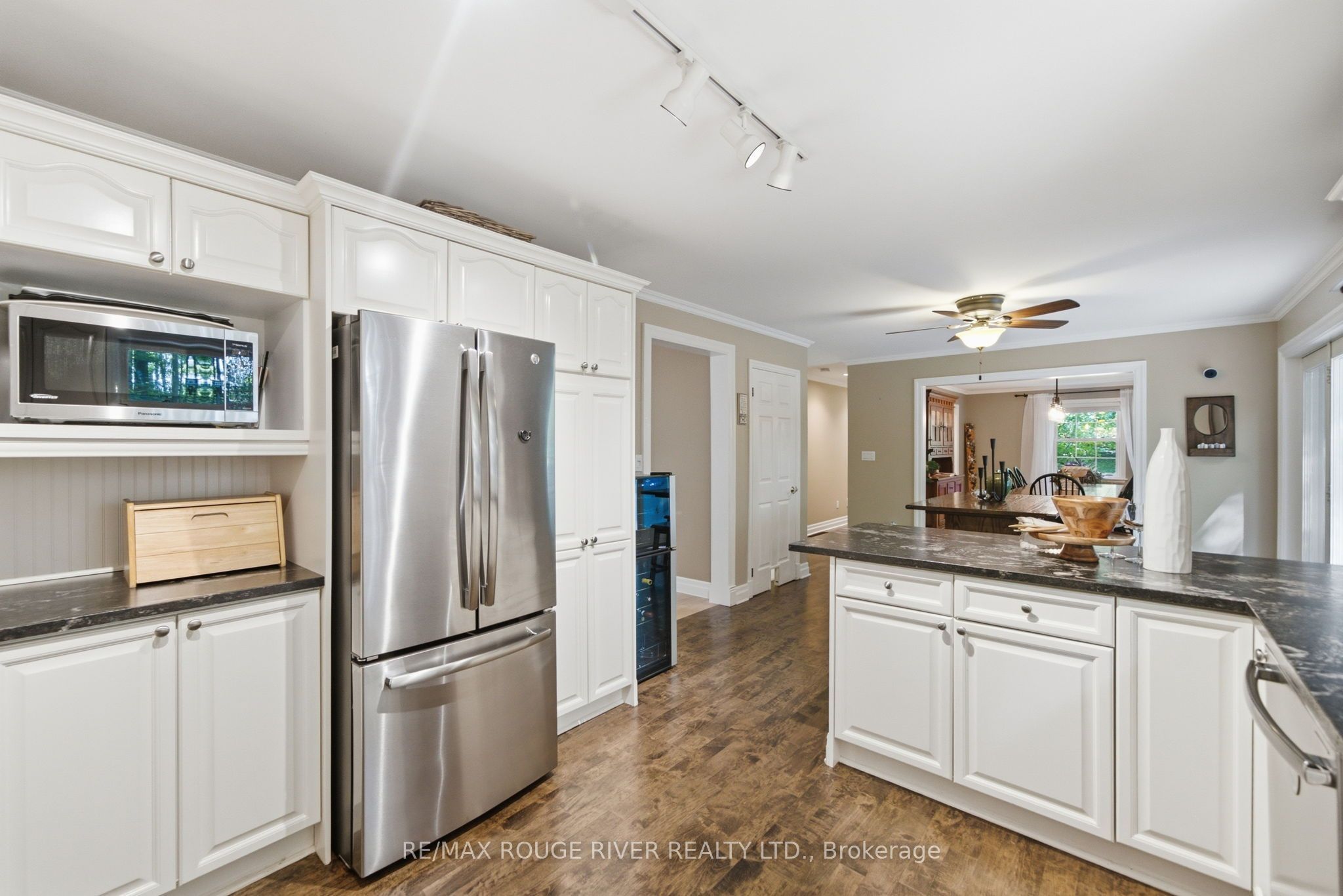 2774 Les Davey Road Property Photo 13