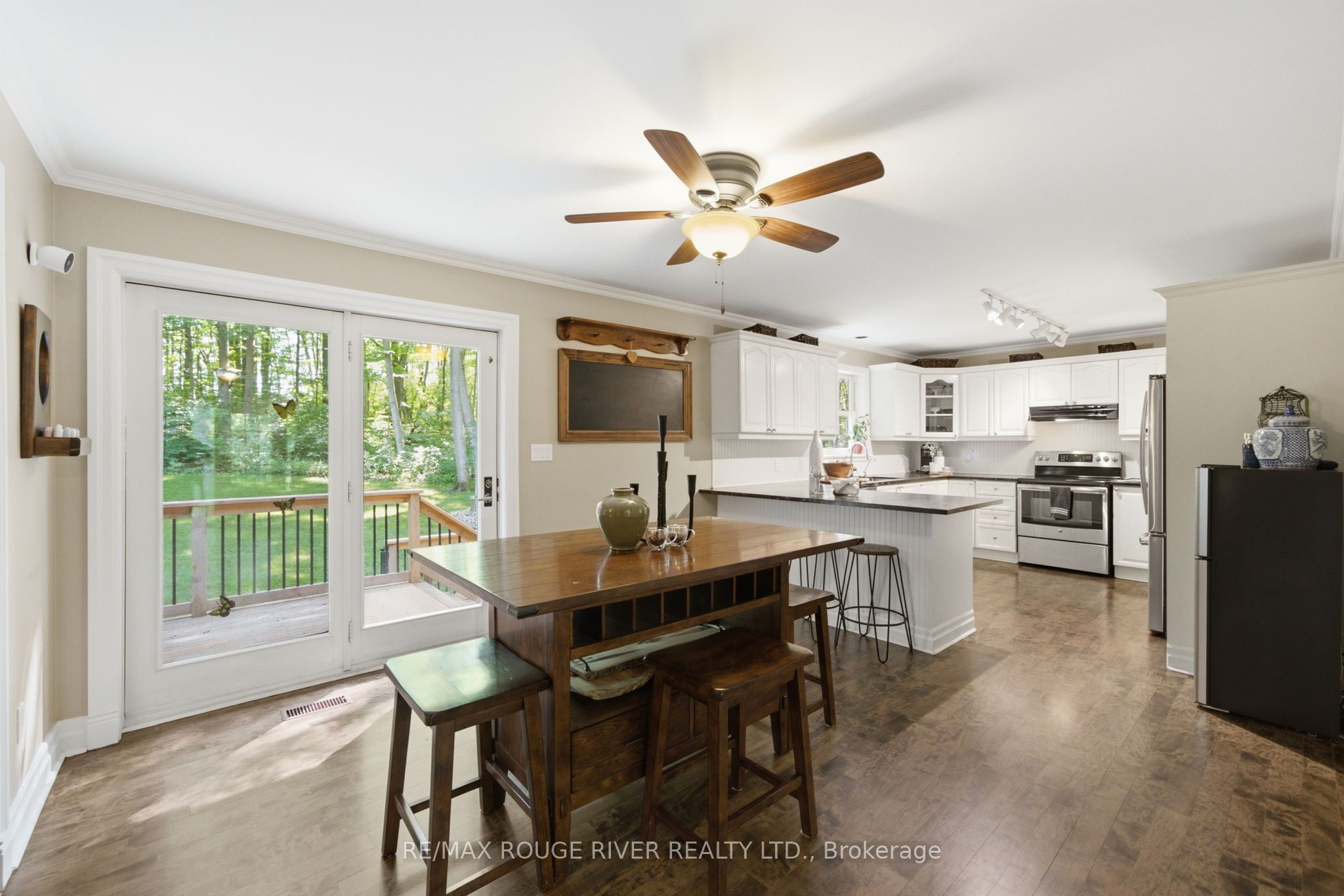 2774 Les Davey Road Property Photo 14